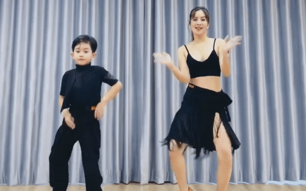 Con trai Khánh Thi nhảy cùng mẹ cực điệu nghệ khiến ai cũng phải thốt lên: "Con nhà tông không giống lông cũng giống cánh"