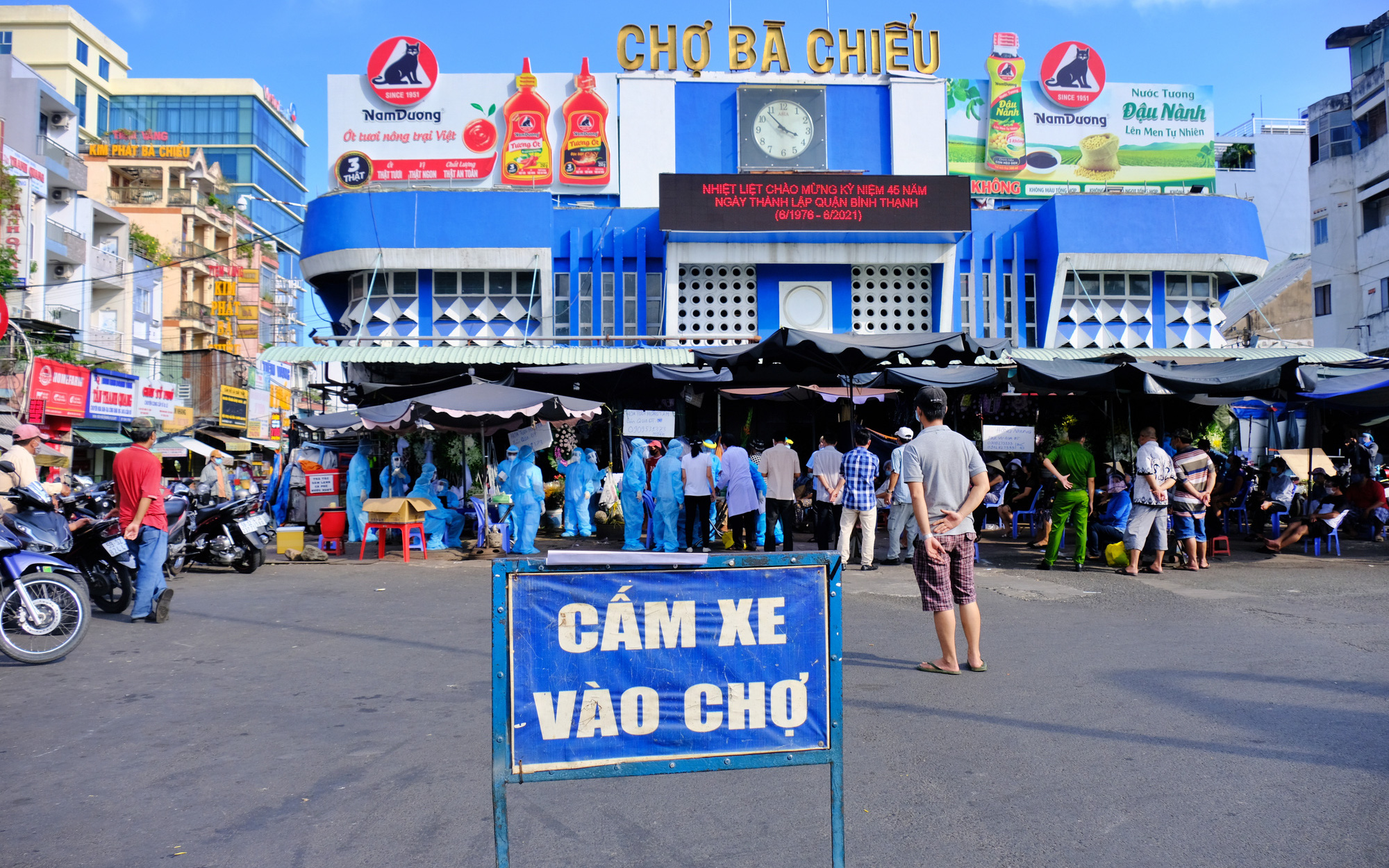 TP.HCM bất ngờ lấy hàng trăm mẫu xét nghiệm COVID-19 người dân, tiểu thương tại chợ Bà Chiểu