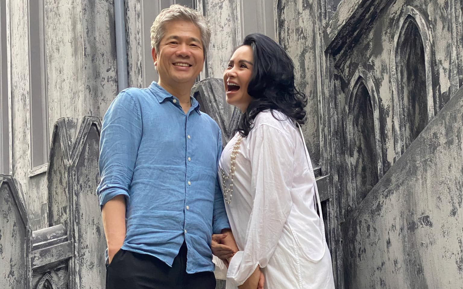Diva Thanh Lam khoe ảnh tình tứ bên chồng bác sĩ sau lễ dạm ngõ, nhìn nụ cười là biết hạnh phúc thế nào