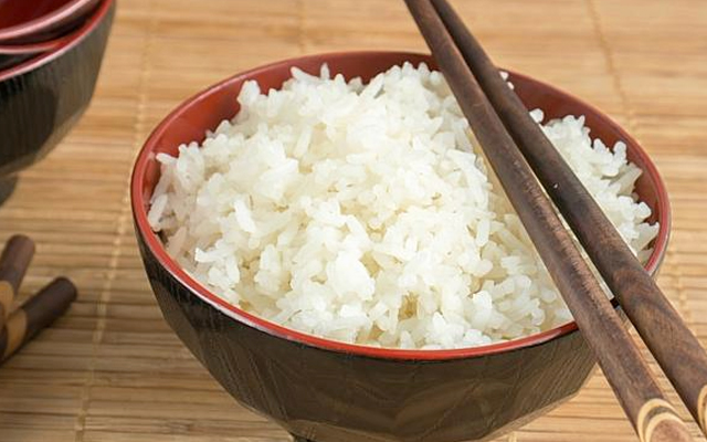 Lý giải về thông tin "ăn cơm nguội sẽ giúp giảm cân" và 3 lưu ý của chuyên gia để ăn cơm mà không sợ béo - Ảnh 2.