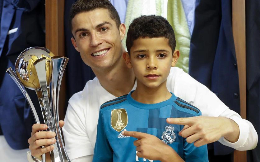 Con trai Cristiano Ronaldo chia sẻ điều trùng hợp thú vị giữa bố và thần tượng Lionel Messi, liên quan đến cả em trai