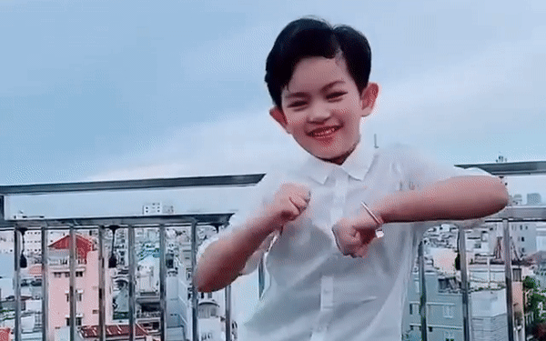 Con trai Khánh Thi - Phan Hiển lại gây sốt vì cover clip nhảy của bố mẹ quá đỉnh, tài không đợi tuổi là đây chứ đâu