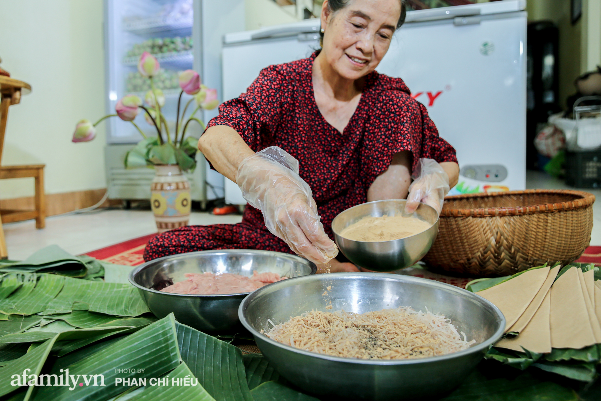 Ai ngờ diễn viên Ngọc Tản trong phim "Mùa hoa tìm lại" sở hữu thương hiệu giò chả, nem chua nức tiếng chốn kinh kỳ, đích thân gói từng chiếc để giữ nghề của gia đình chồng - Ảnh 2.