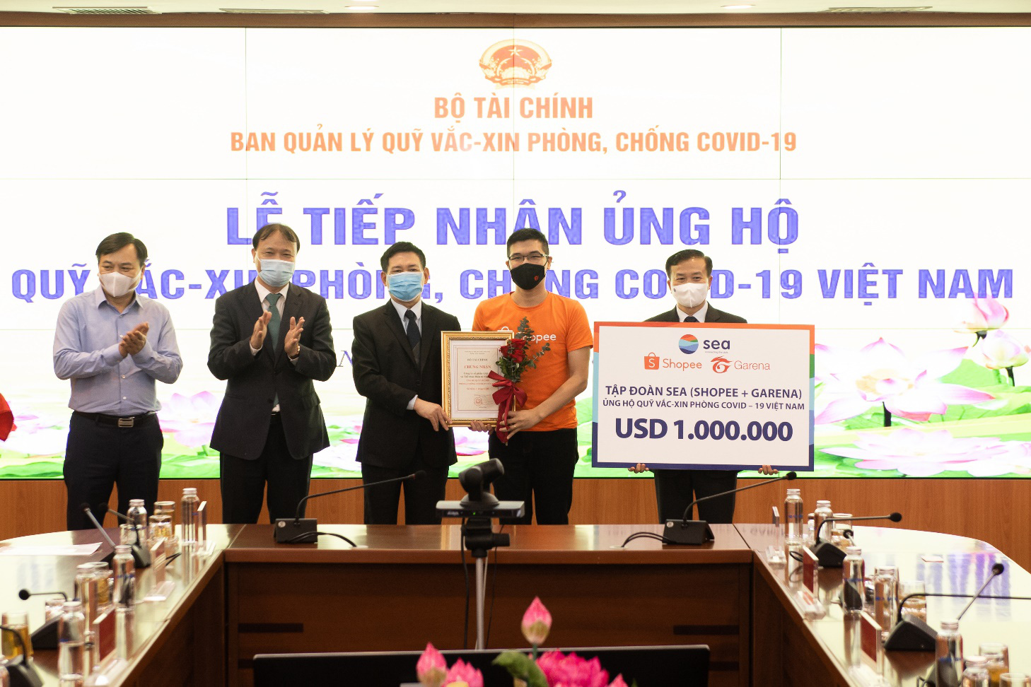 Shopee và Garena Việt Nam ủng hộ 1 triệu USD cho Quỹ vắc-xin phòng, chống Covid-19 - Ảnh 1.