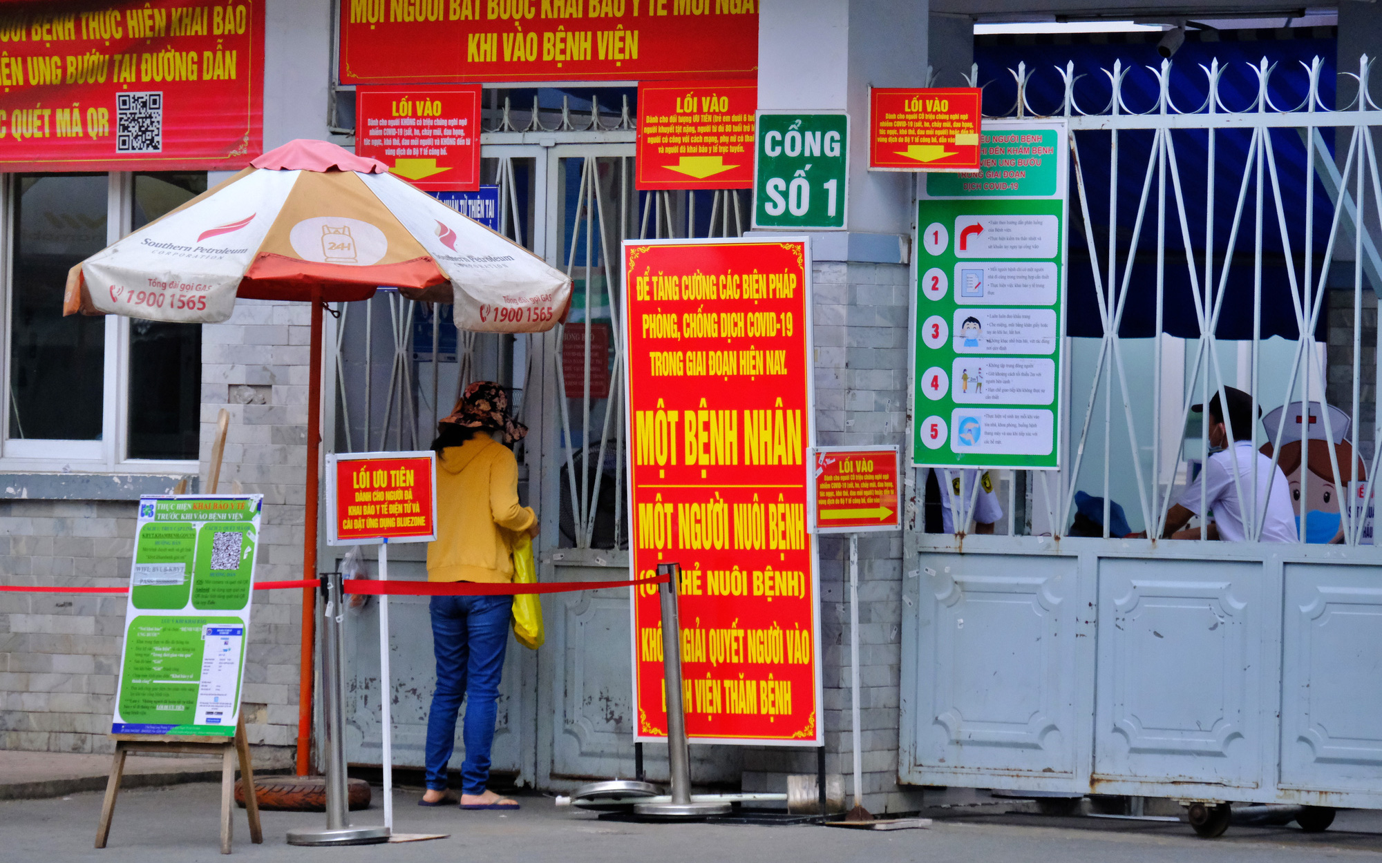 THƯỢNG KHẨN: Bệnh viện Ung bướu TP.HCM phong tỏa nhiều khu vực vì phát hiện mẫu xét nghiệm gộp dương tính SARS-CoV-2