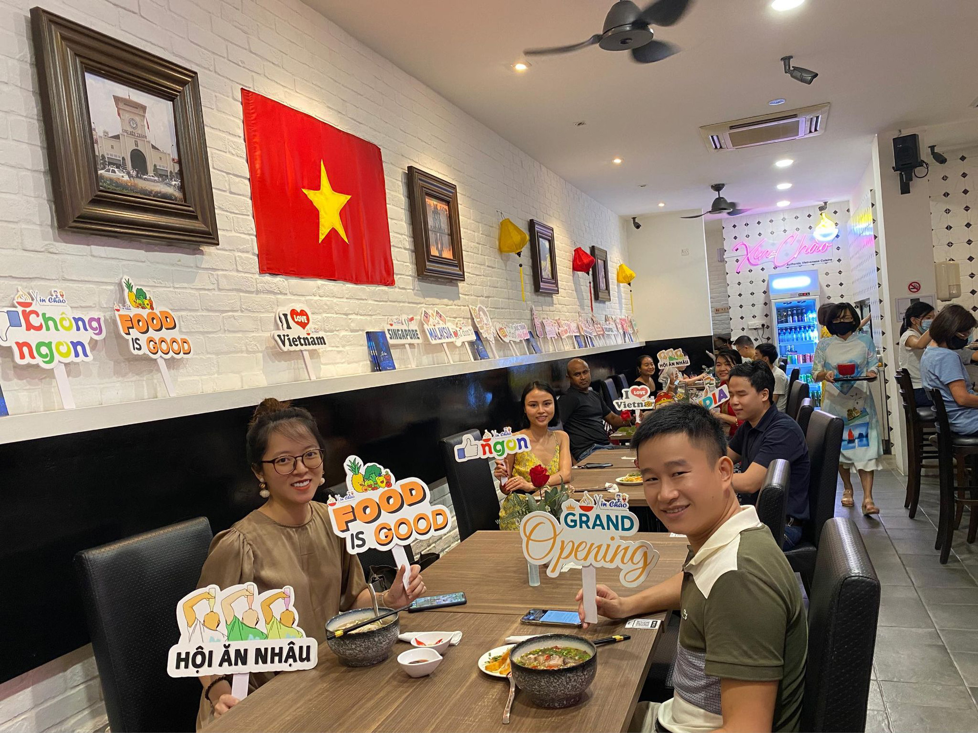 Nhà hàng Xin Chào chính thức khai trương, tạo nên ‘toạ độ ẩm thực’ cho người Việt tại Singapore - Ảnh 1.