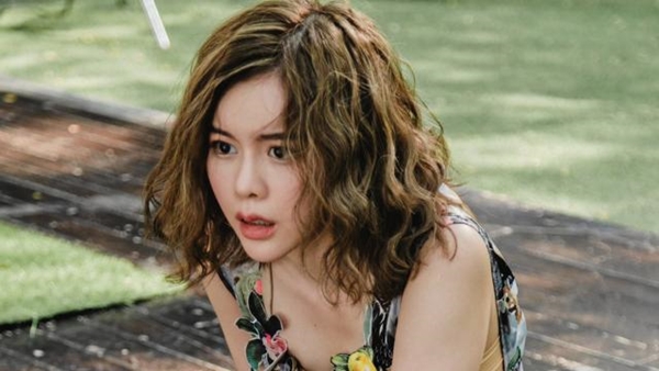 Bố chồng tuyên bố tái hôn, vừa nhìn mặt bạn gái ông mà tôi kinh hoảng tột cùng, lập tức sụp xuống chân chị ta cầu xin  - Ảnh 1.