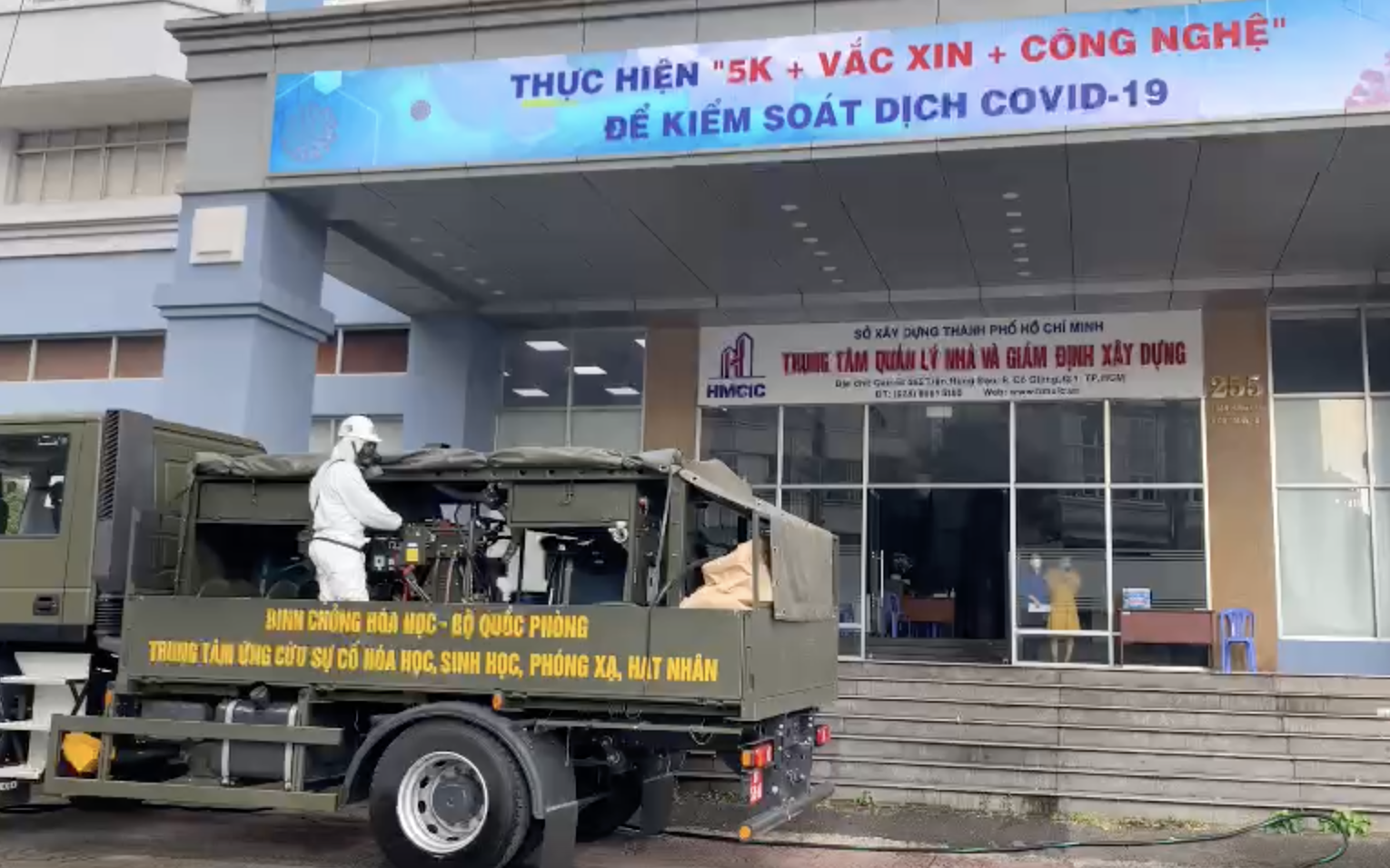 Phun khử khuẩn Trung tâm Báo chí TP.HCM sau khi phát hiện nữ phóng viên là F1 của ca mắc COVID-19