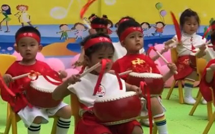 Mặc kệ xung quanh là "giông bão", bé gái này vẫn có hành động cạn lời trong buổi biểu diễn, vừa thương vừa không thể nhịn cười