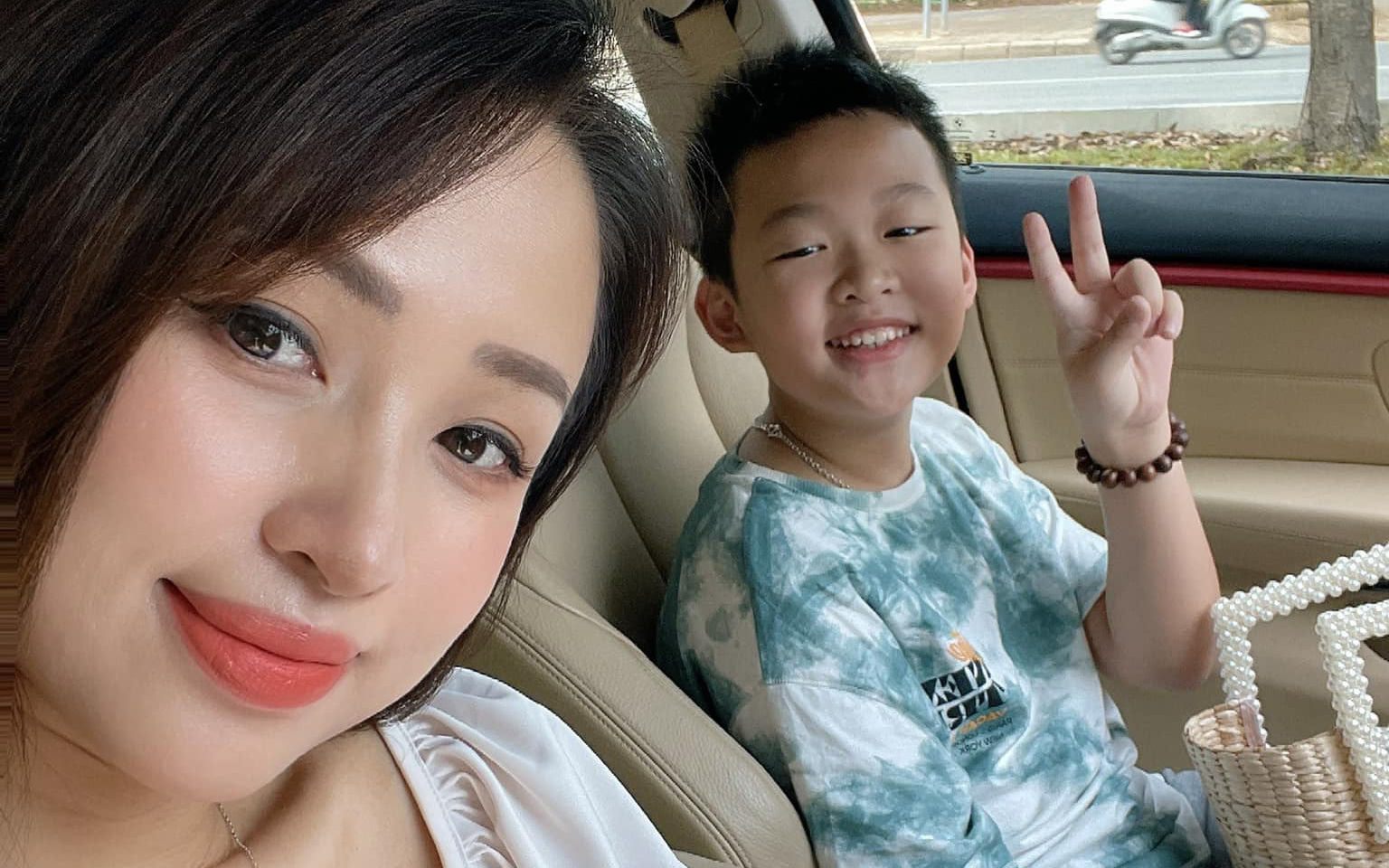 Hiếm khi xuất hiện công khai, con trai cựu hot girl Vân Hugo khiến dân tình ngỡ ngàng với ngoại hình chững chạc  
