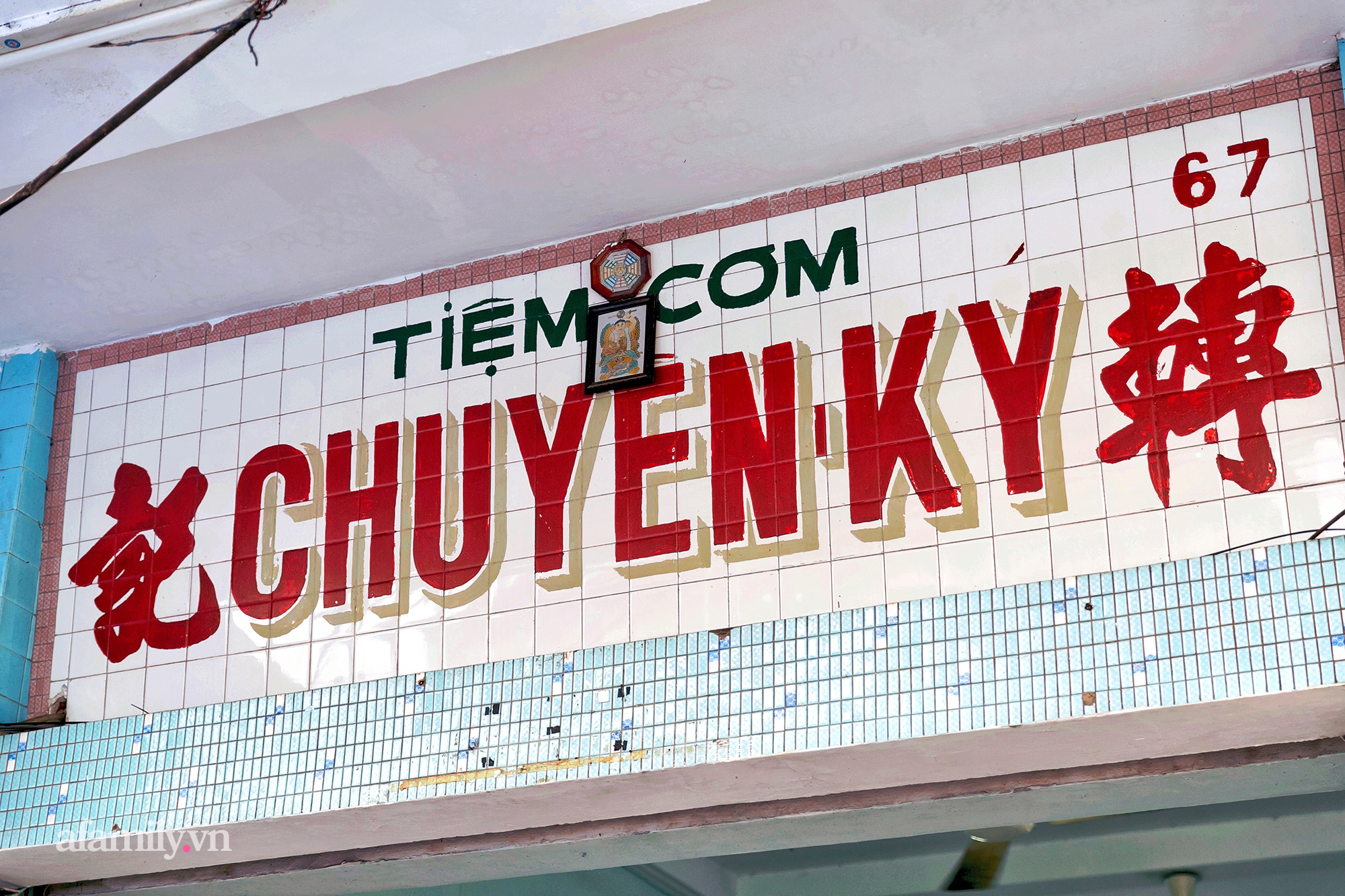 Tiệm cơm thố 73 năm lưu truyền của một gia đình, nay trở thành món ngon khó tìm với cách ăn cơm "độc lạ" còn sót lại của cộng đồng người Hoa ở khắp Sài Gòn - Ảnh 1.