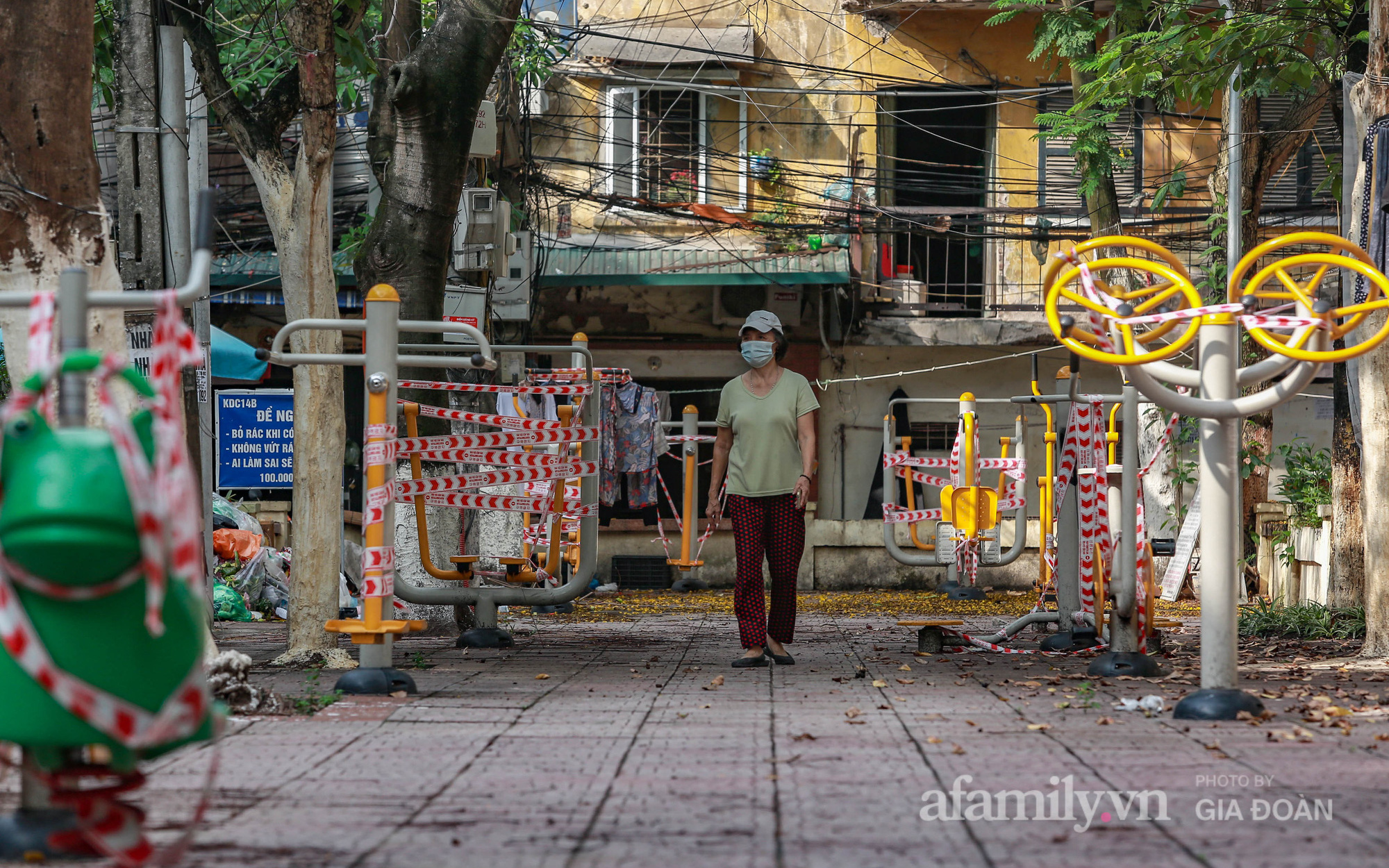 Hà Nội "phong tỏa" hàng loạt thiết bị tập thể dục ngoài trời để phòng dịch COVID-19