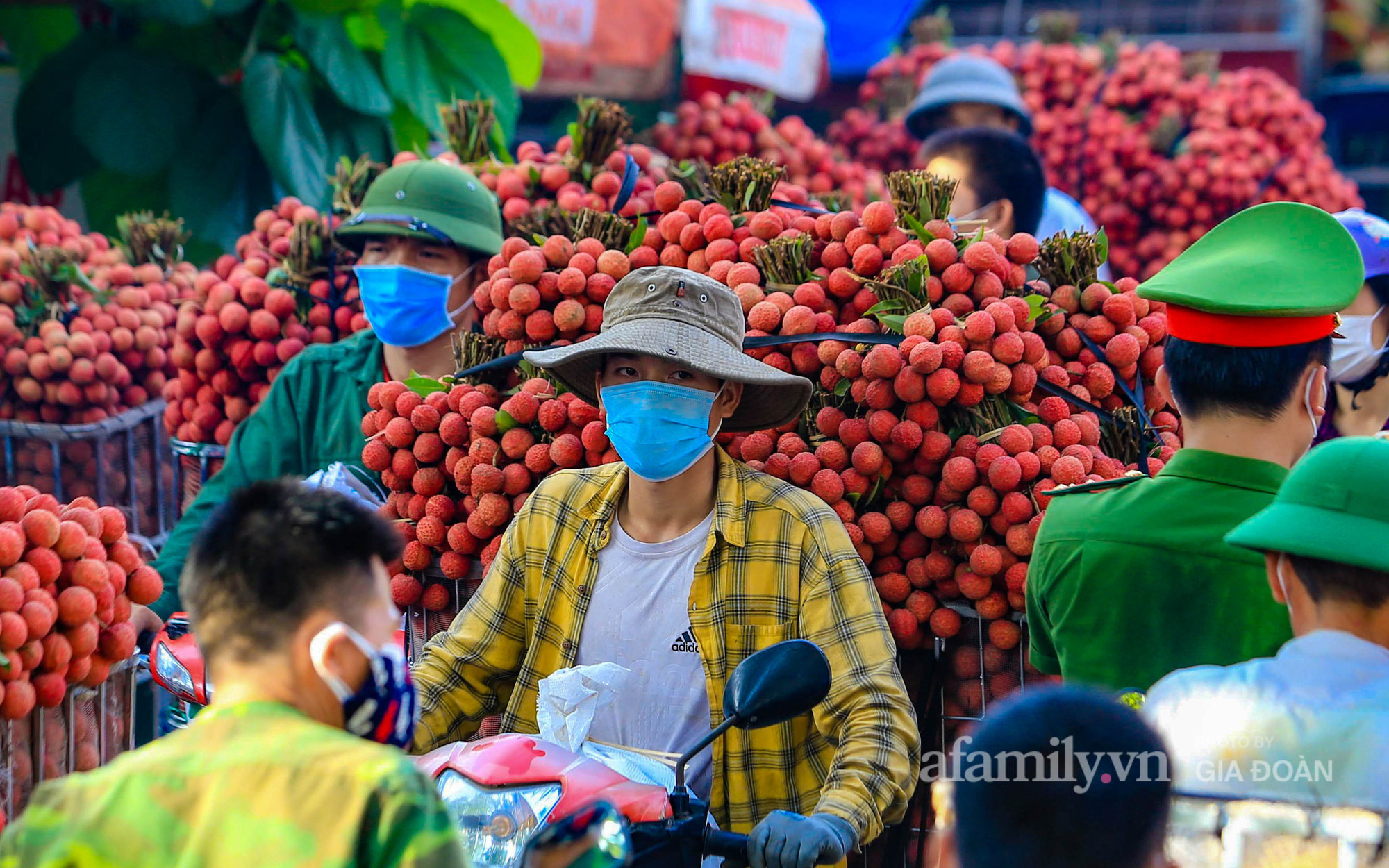 Những con đường "nhuộm" tràn sắc đỏ, chợ vải Bắc Giang nhộn nhịp vào mùa