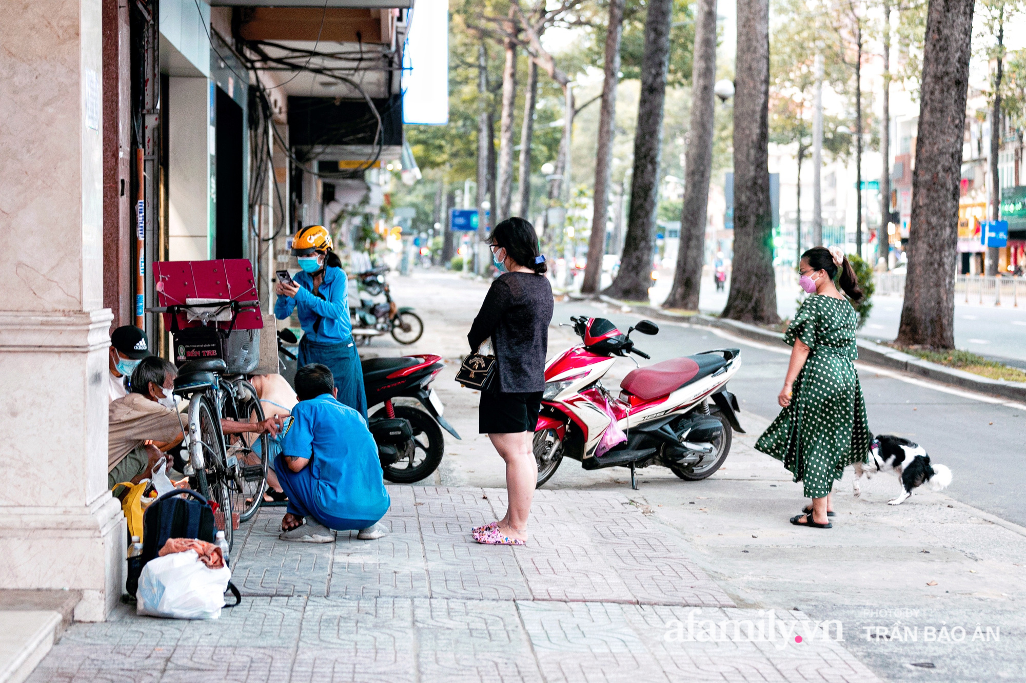 Cụ ông câm, điếc cưu mang chú chó nhỏ, thà rong rủi bán vé số để lấy tiền nuôi nhau chứ không nhận 70 triệu khi người Sài Gòn dang tay giúp đỡ  - Ảnh 7.