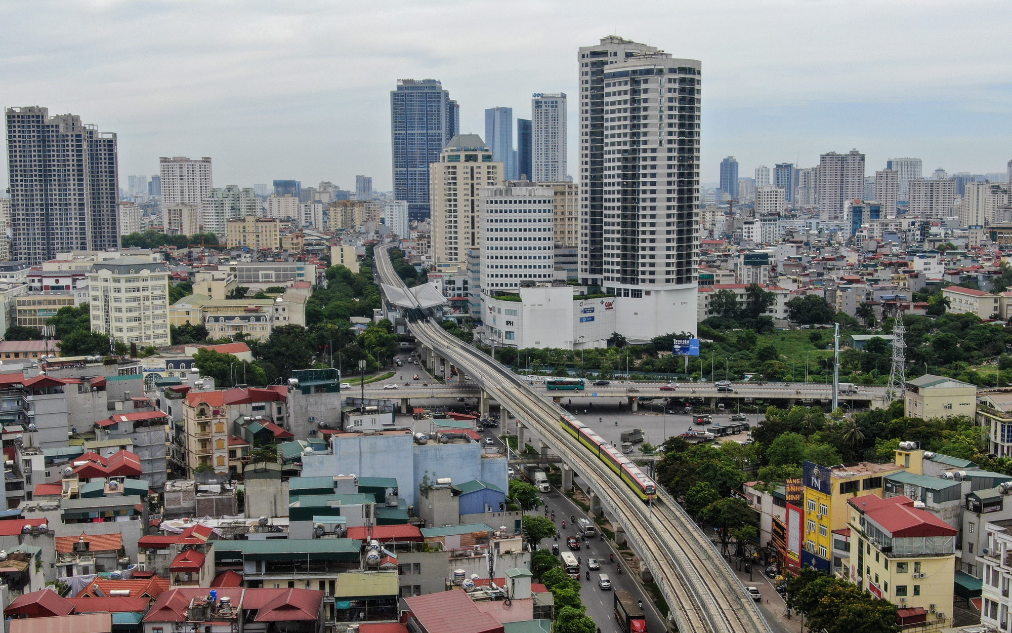 Flycam: Toàn cảnh tàu metro Nhổn - Ga Hà Nội chạy thử 8,5km tuyến trên cao 