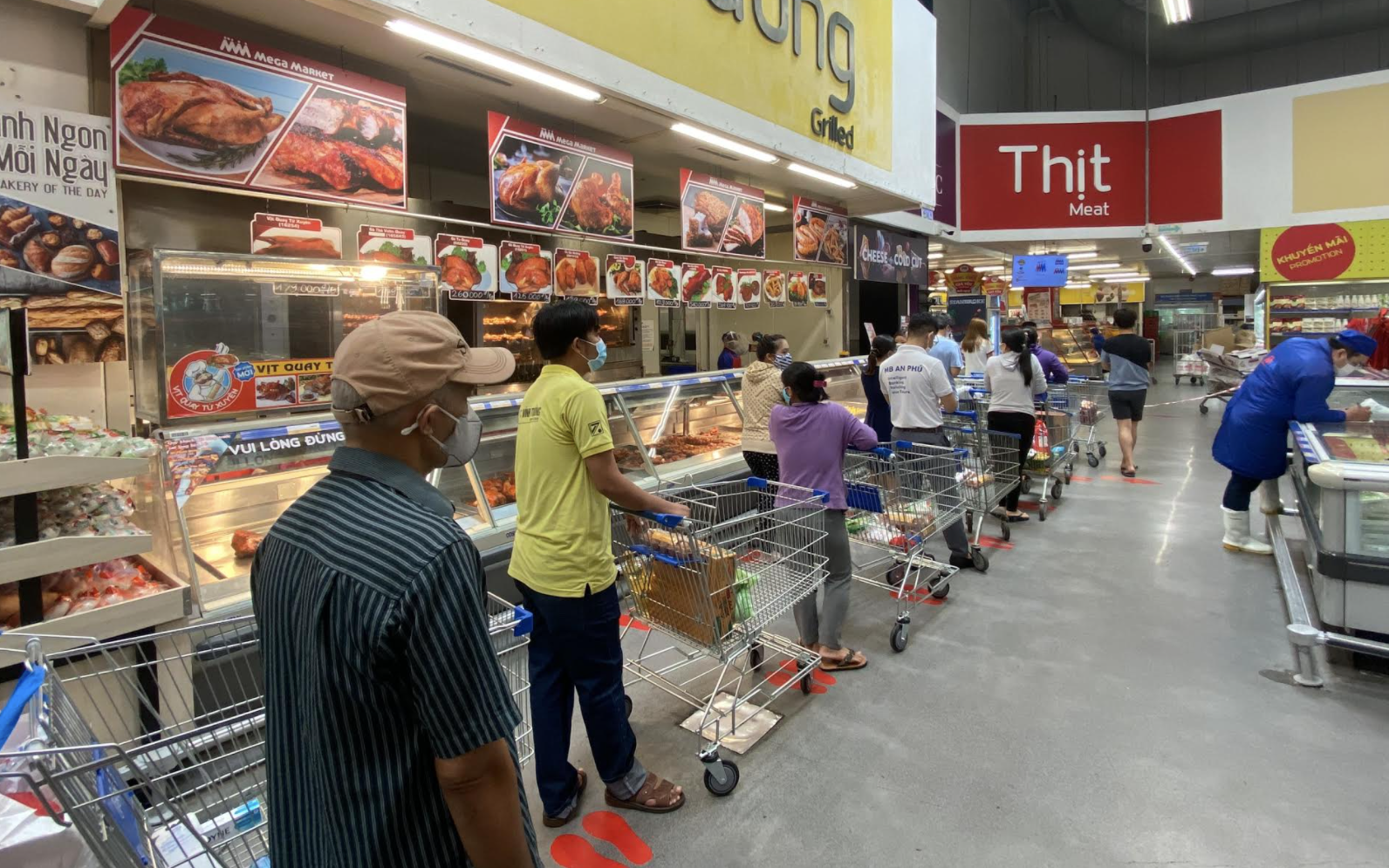Người dân TP.HCM xếp hàng đi mua sắm, tích trữ lương thực vì tin đồn "lockdown toàn thành phố": Các siêu thị lên tiếng