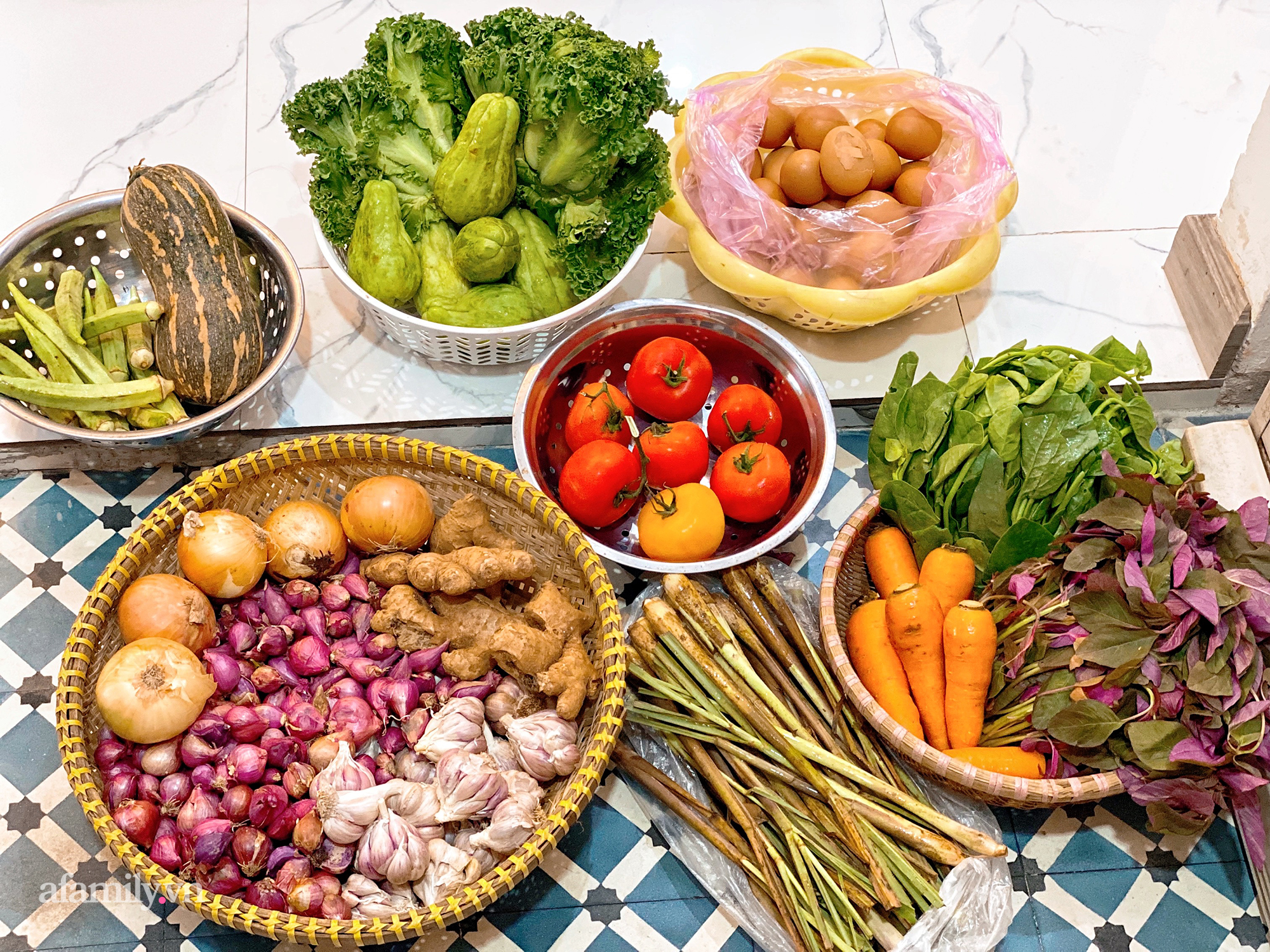 Cọng hành, bó cải bỗng thành "của" quý của nhiều gia đình tại Sài Gòn, thay đổi luôn cách dùng rau thịt trong mỗi bữa ăn! - Ảnh 1.