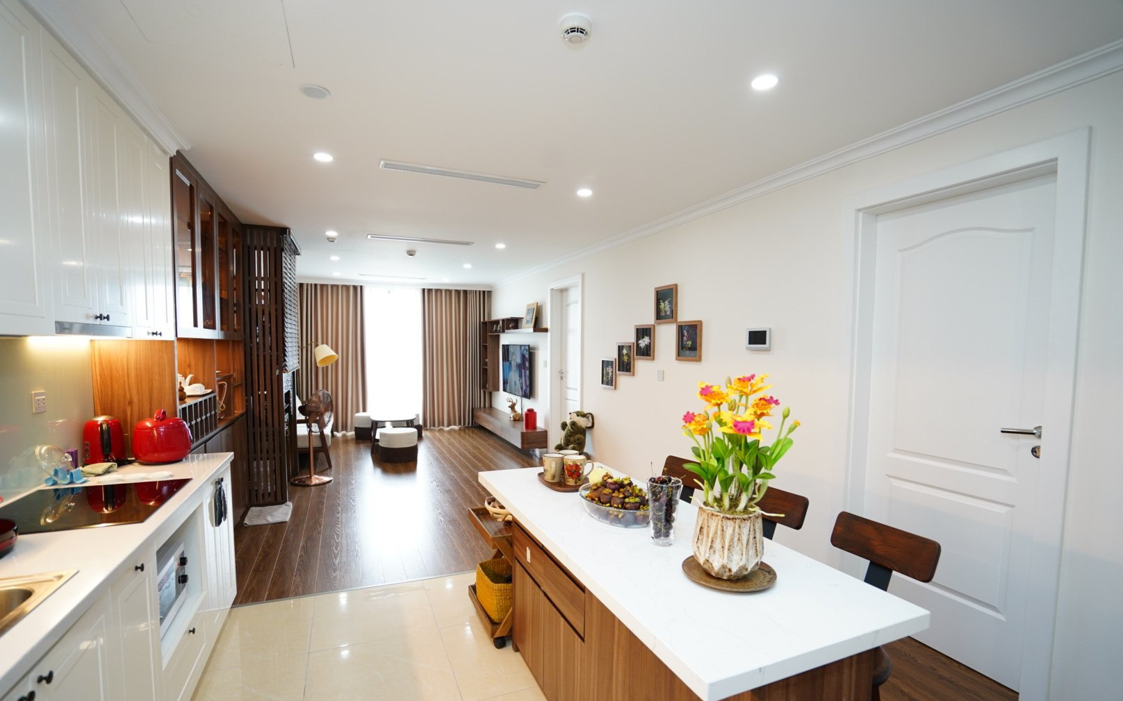 Căn hộ 107m² đẹp sang trọng với nội thất gỗ, chi phí hoàn thiện 150 triệu đồng ở Hà Nội
