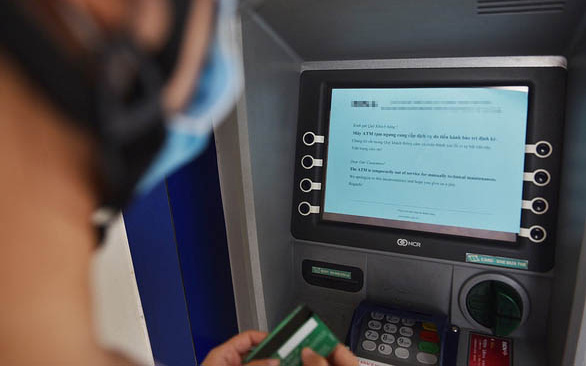 Đi ra cây ATM rút tiền trong thời gian giãn cách xã hội có vi phạm Chỉ thị 16?
