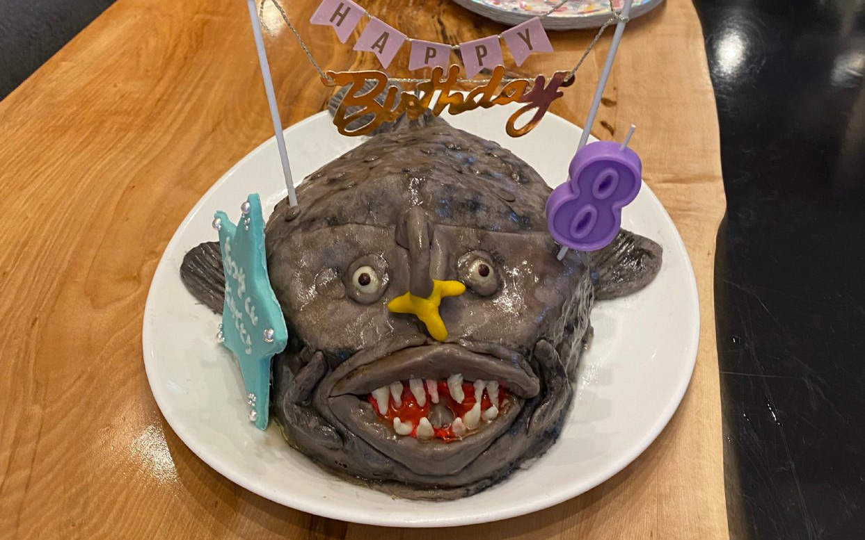 Muốn có 1 sinh nhật đáng nhớ? Hãy vào bếp làm ngay chiếc bánh hình cá 'xấu đau xấu đớn' để ấn tượng mãi không phai!
