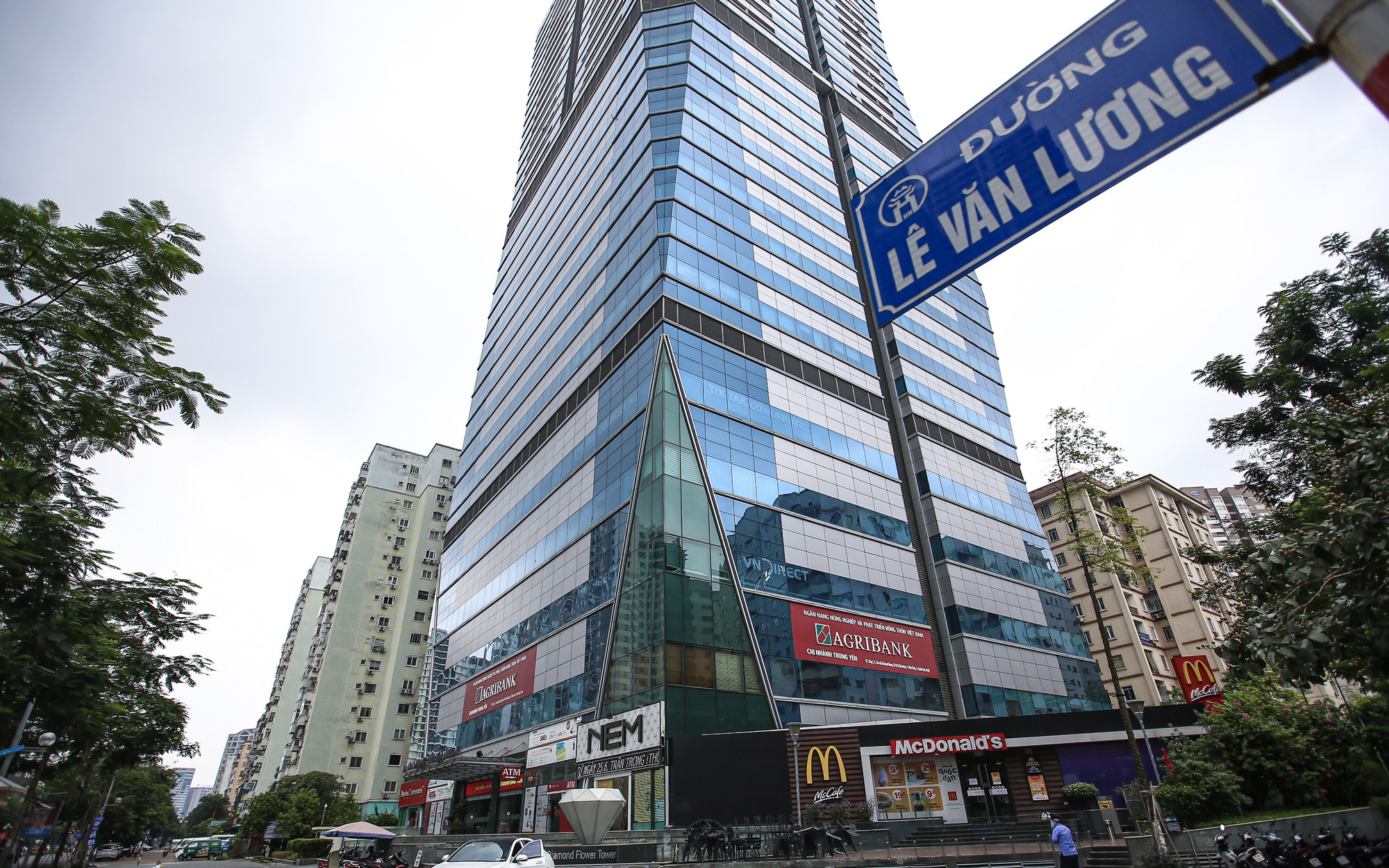 Hà Nội phong tỏa tòa nhà "dát vàng" trên phố Minh Khai và chung cư ở Lê Văn Lương