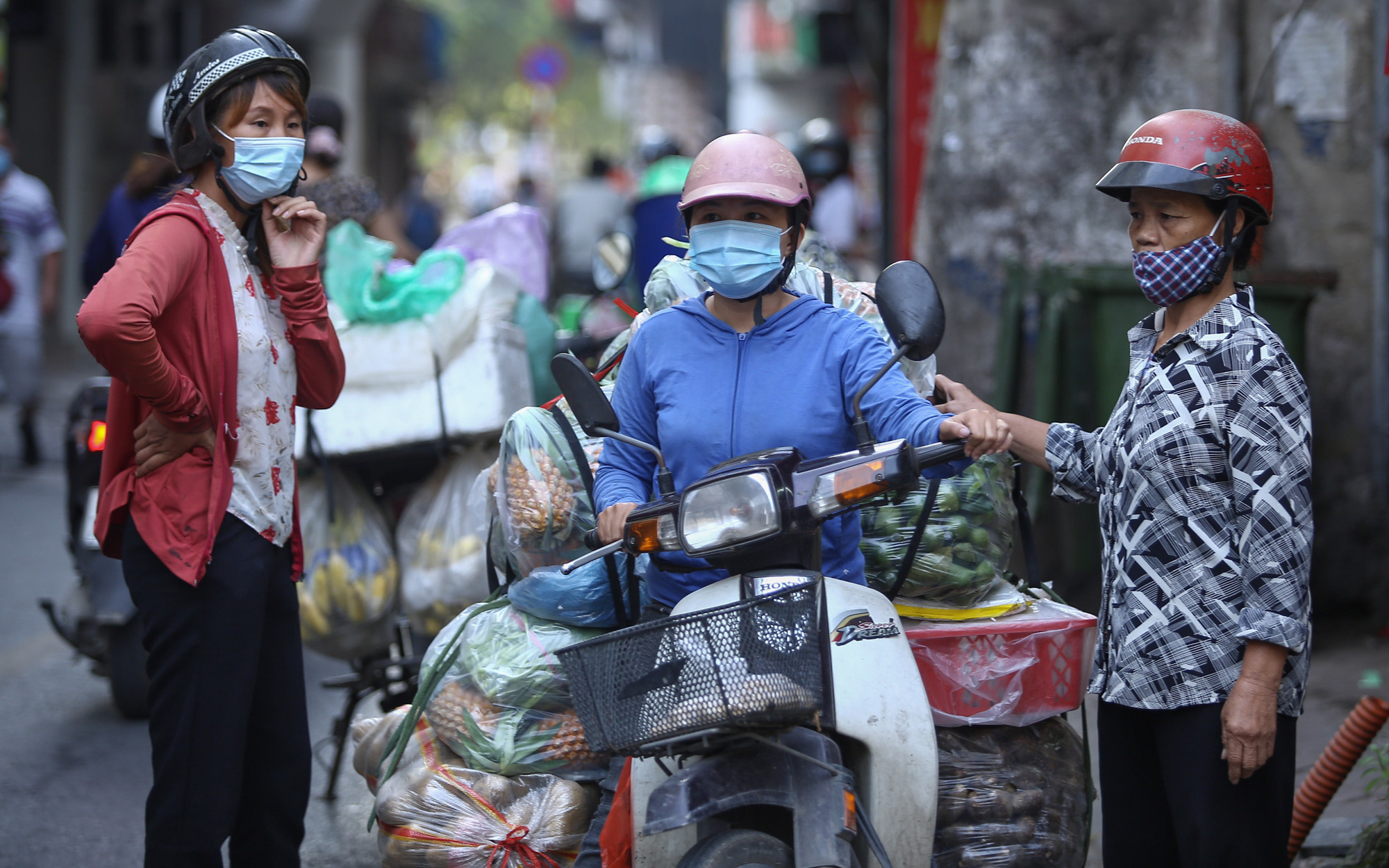 Hà Nội ngày đầu thực hiện Công điện 15: Tiểu thương ngậm ngùi quay xe ngay trước cổng chợ, có người rưng rưng nước mắt, hàng đã nhập về biết bán đi đâu?