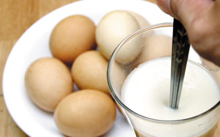 Ăn trứng rồi có nên uống ngay một ly sữa đậu nành?