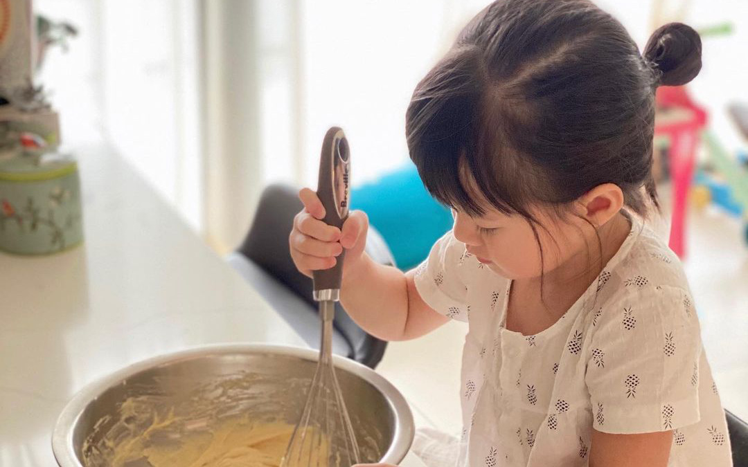 “Công chúa” 3 tuổi nhà Hoa hậu Đặng Thu Thảo tự mình vào bếp nướng bánh cho mẹ, đảm đang không kém người lớn 