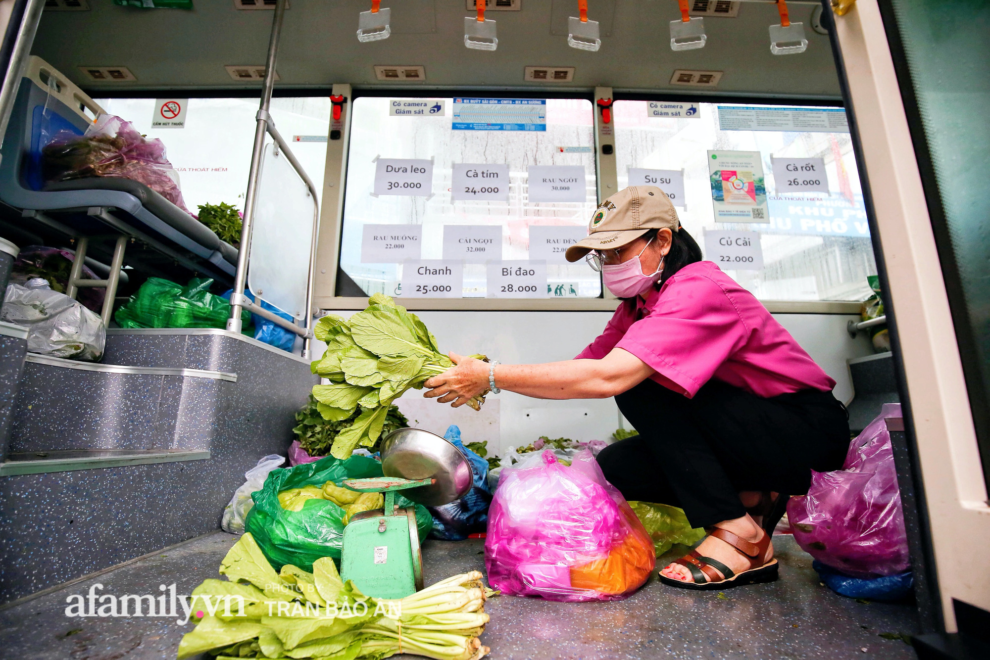 Người Sài Gòn lên xe buýt để... mua rau củ, thịt cá giá bình ổn, đảm bảo an toàn đủ các bước nhưng quan trọng chất lượng liệu ra sao? - Ảnh 10.