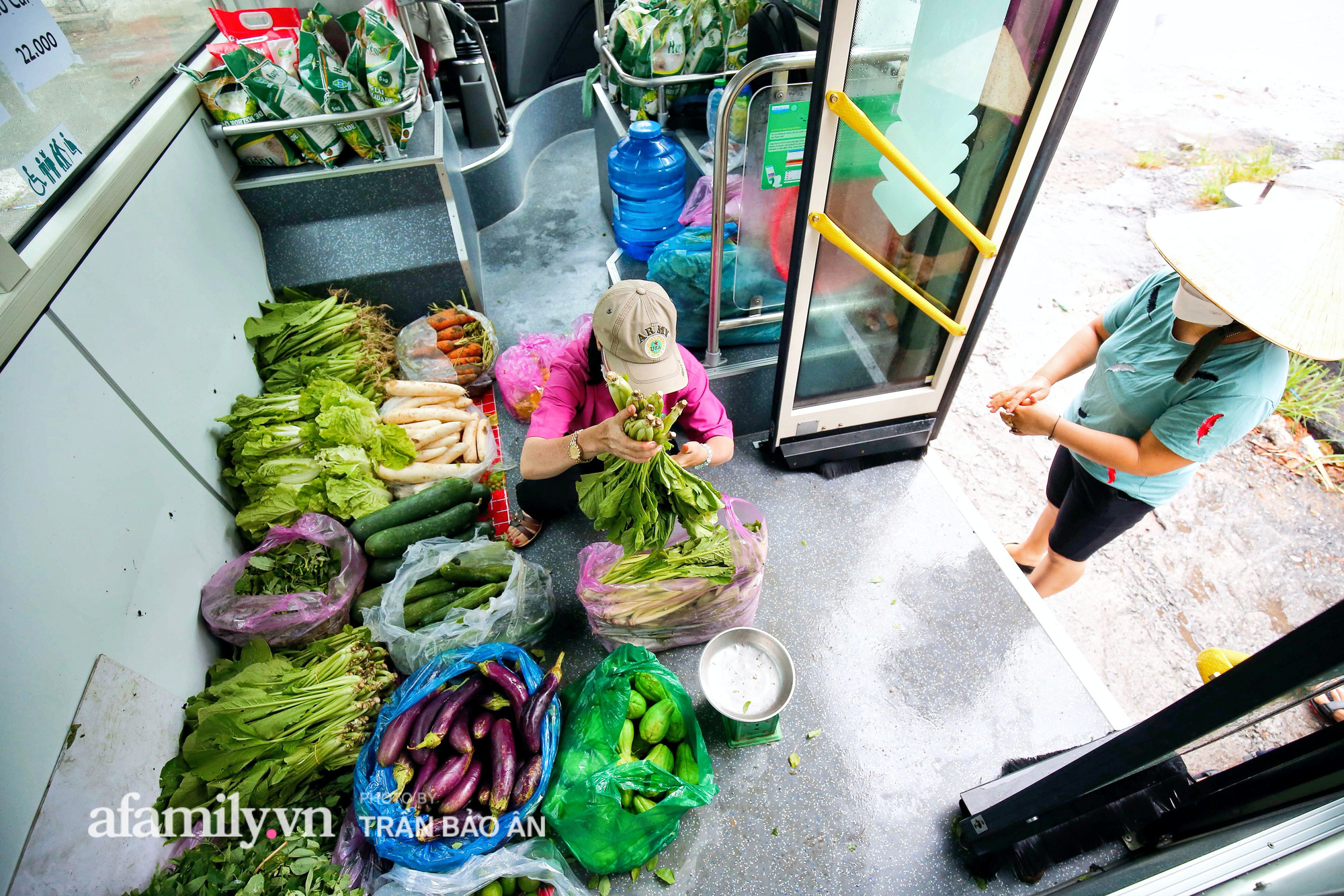 Người Sài Gòn lên xe buýt để... mua rau củ, thịt cá giá bình ổn, đảm bảo an toàn đủ các bước nhưng quan trọng chất lượng liệu ra sao? - Ảnh 8.