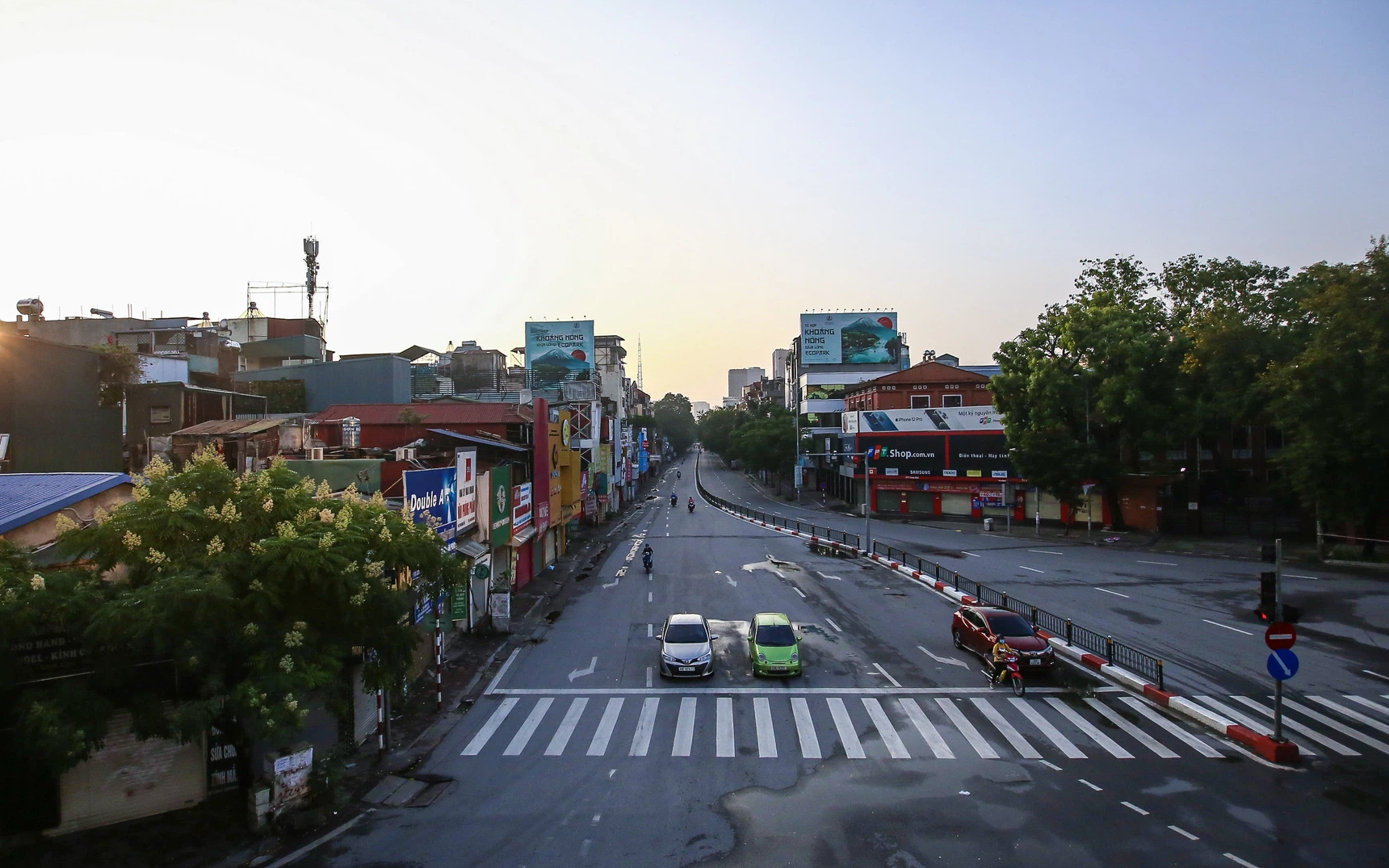 Hà Nội vắng vẻ trong buổi sáng đầu tiên giãn cách xã hội, chỉ có các chợ là đông, vẫn có người ra đường tập thể dục