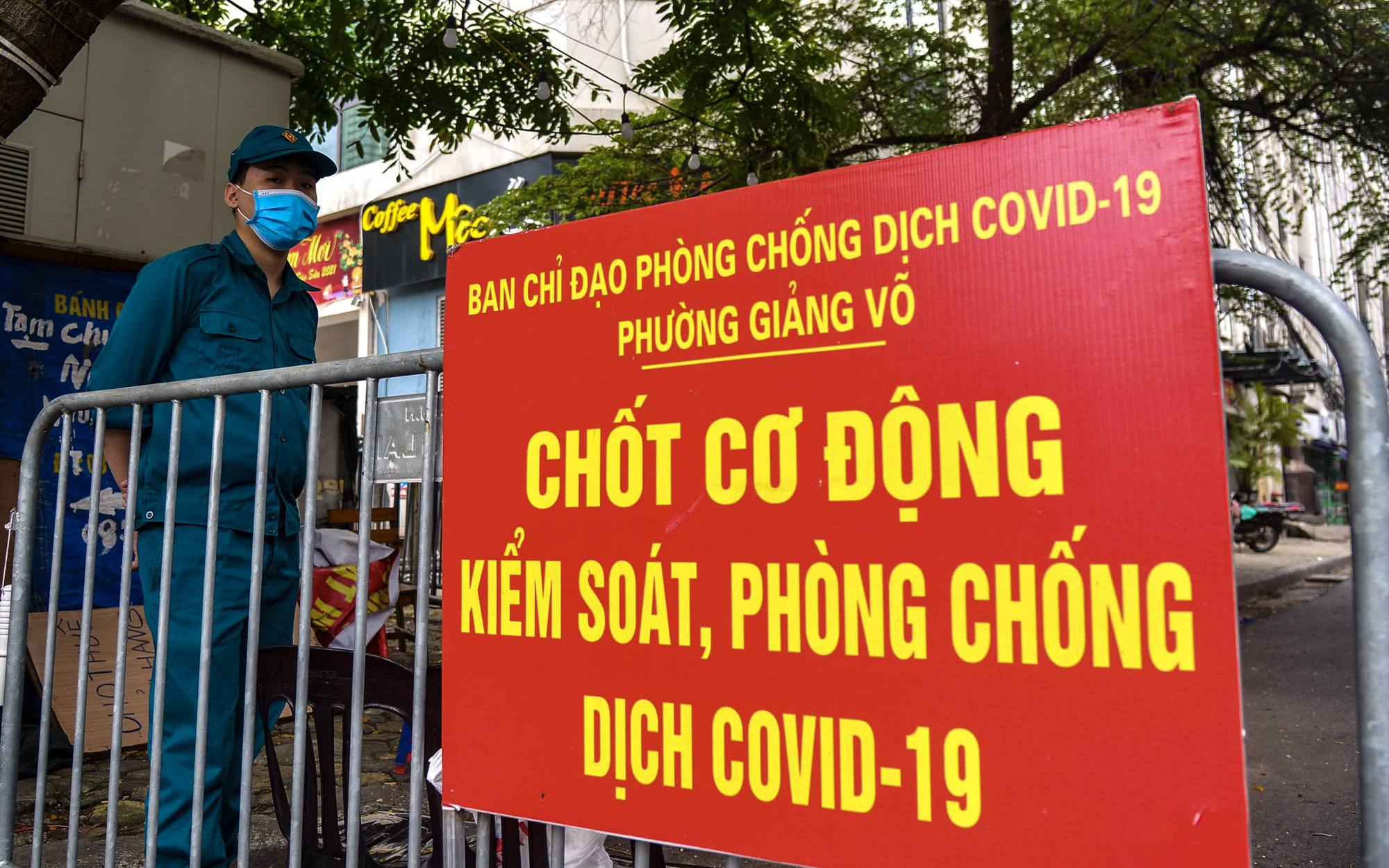 Hà Nội triển khai các chốt cơ động tuần tra, kiểm soát phòng chống dịch, nhắc nhở người dân vi phạm giãn cách