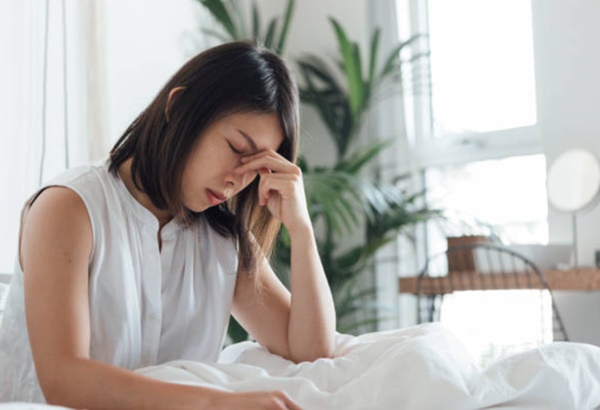 Tôi định đóng cửa phòng đi ngủ thì mẹ chồng đưa cho chai nước mắm bảo mang vào giường, biết lý do mà tôi chết sững - Ảnh 1.