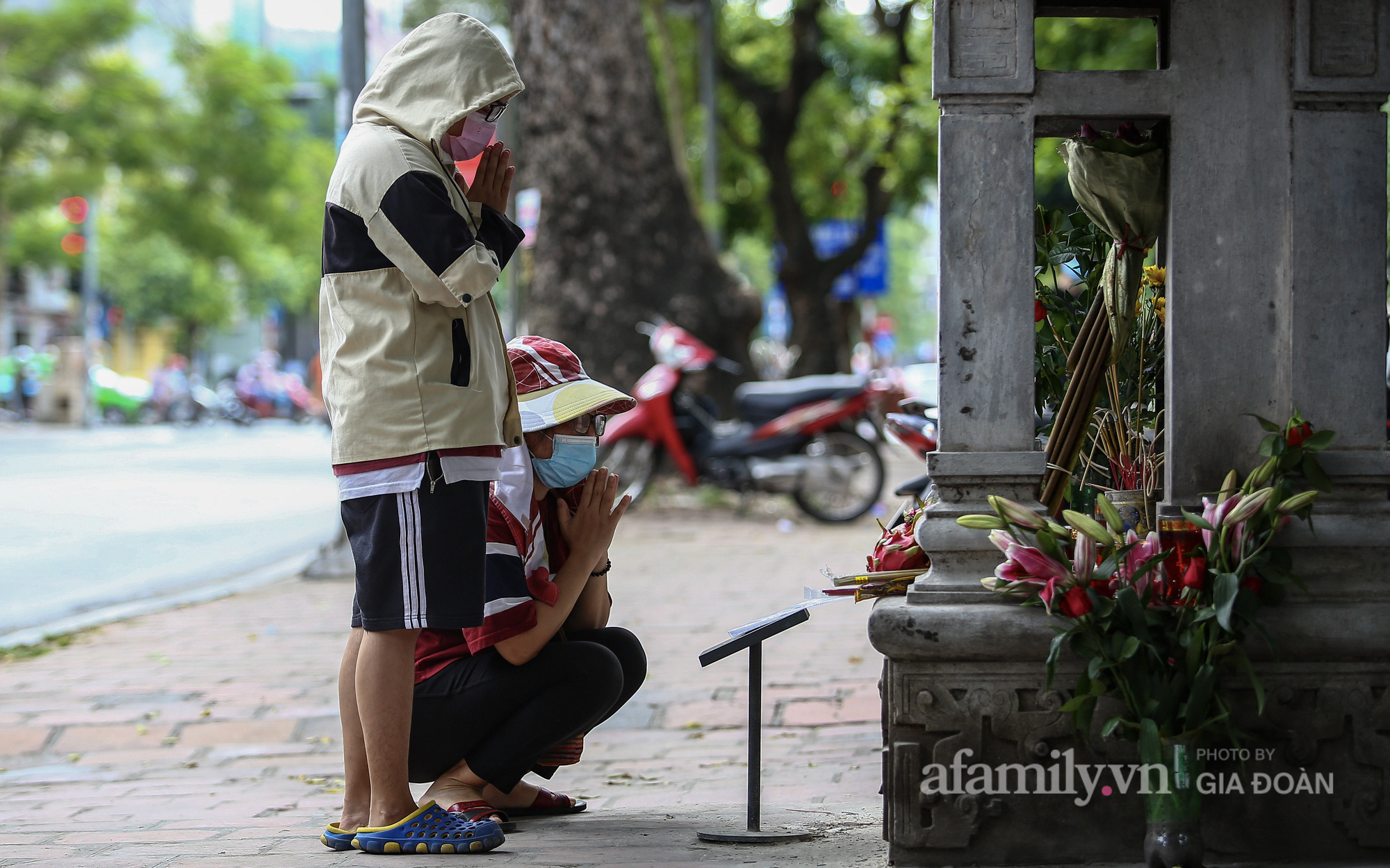 Phụ huynh, thầy cô mang điện thoại, iPad đến Văn Miếu cầu may mắn cho các sĩ tử trước ngày "vượt Vũ Môn"