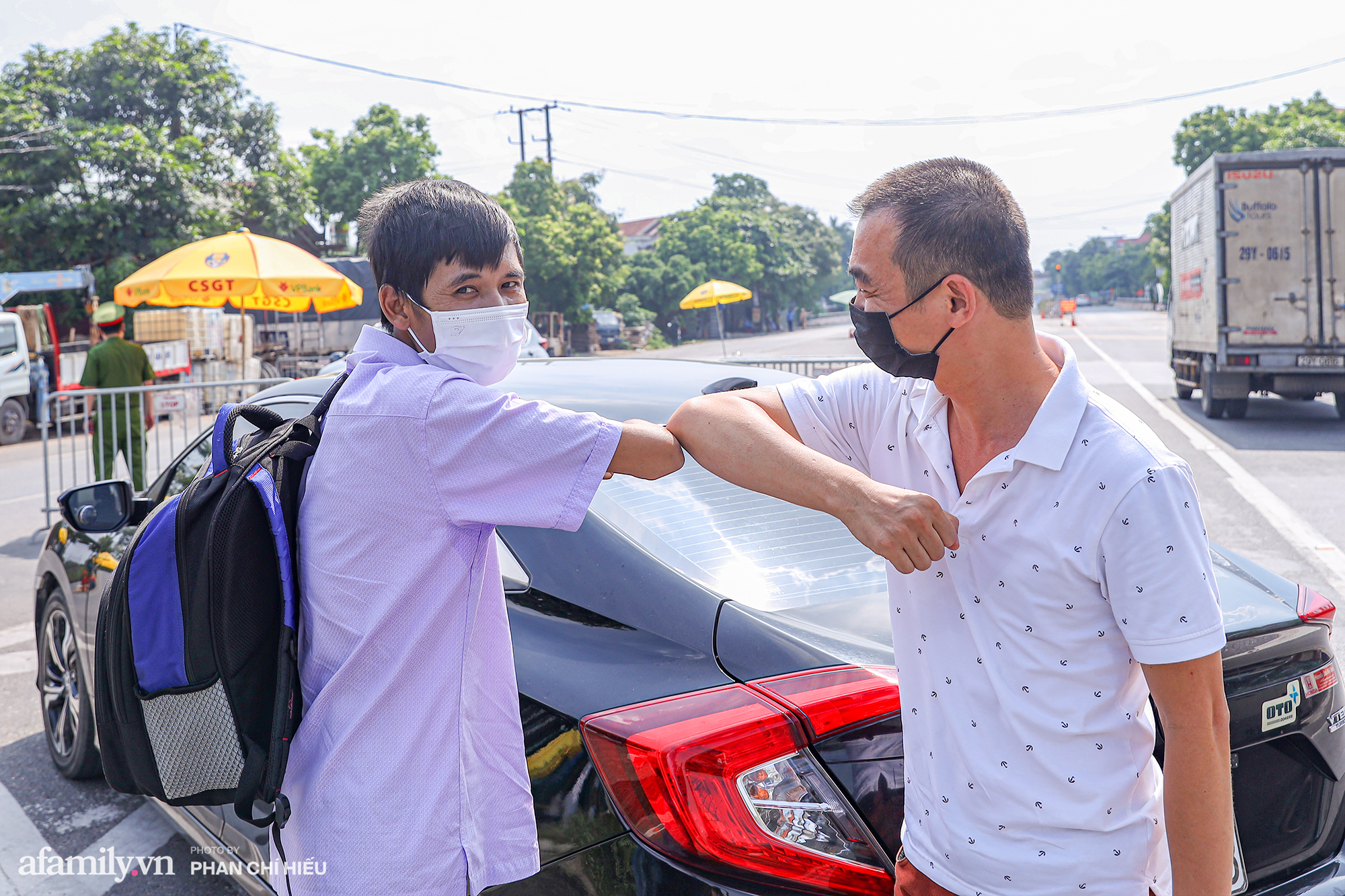 Những bác tài xế "0 đồng", vị cứu tinh đặc biệt của những bệnh nhân muốn rời khỏi Hà Nội trong thời kỳ giãn cách - Ảnh 3.