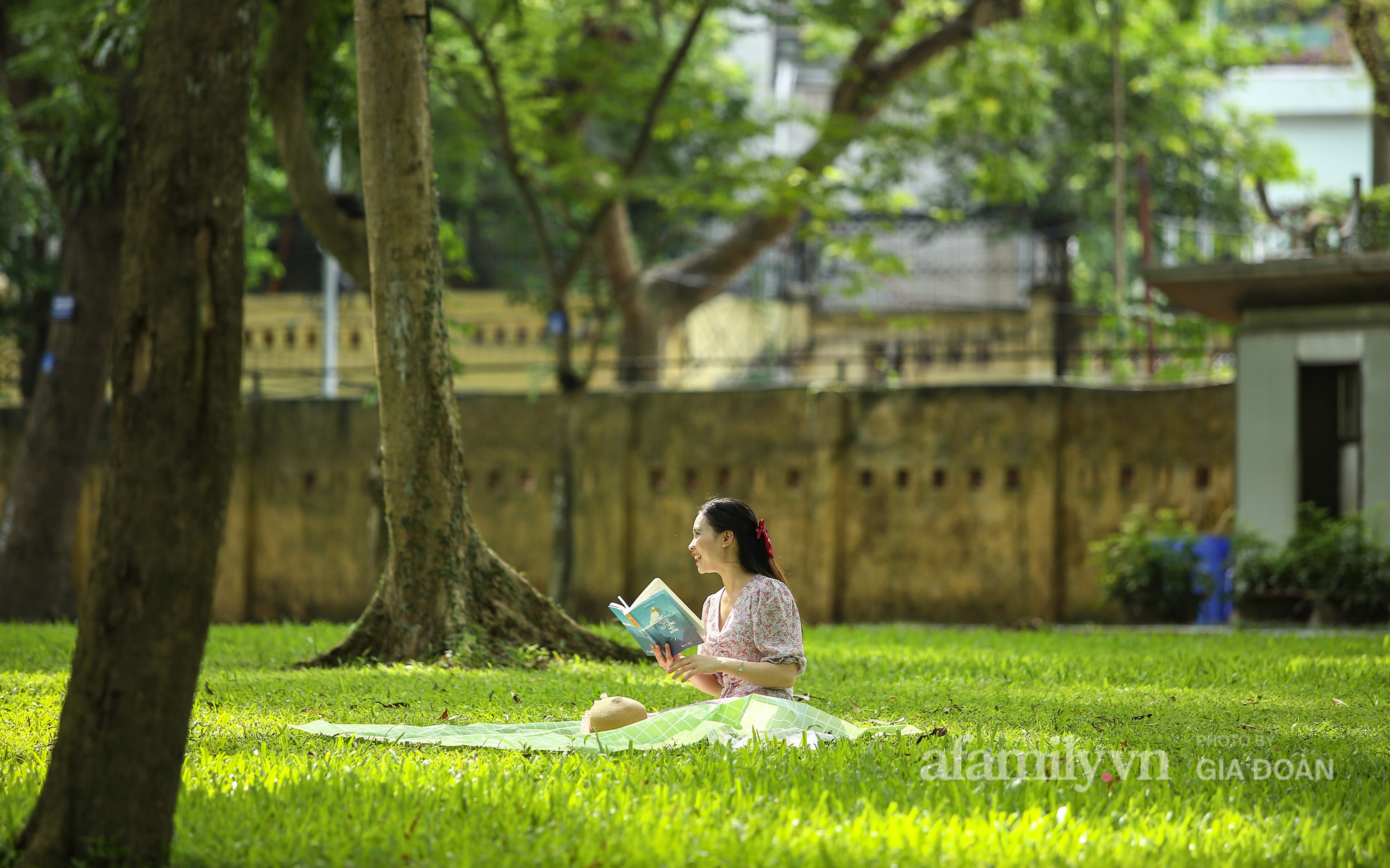 Cuối tuần cần gì đi xa khi ngay giữa lòng Hà Nội có sẵn một "lá phổi xanh" khổng lồ, cả gia đình cùng ra đạp xe, ngồi thiền, vui chơi gì cũng được!