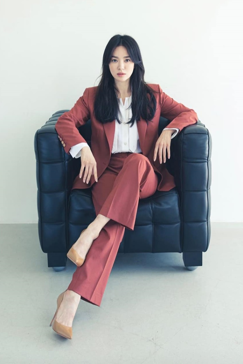 Hiếm lắm mới thấy Song Hye Kyo diện suit mà không bị "gồng", cố quá nhưng không quá cố nữa rồi - Ảnh 1.