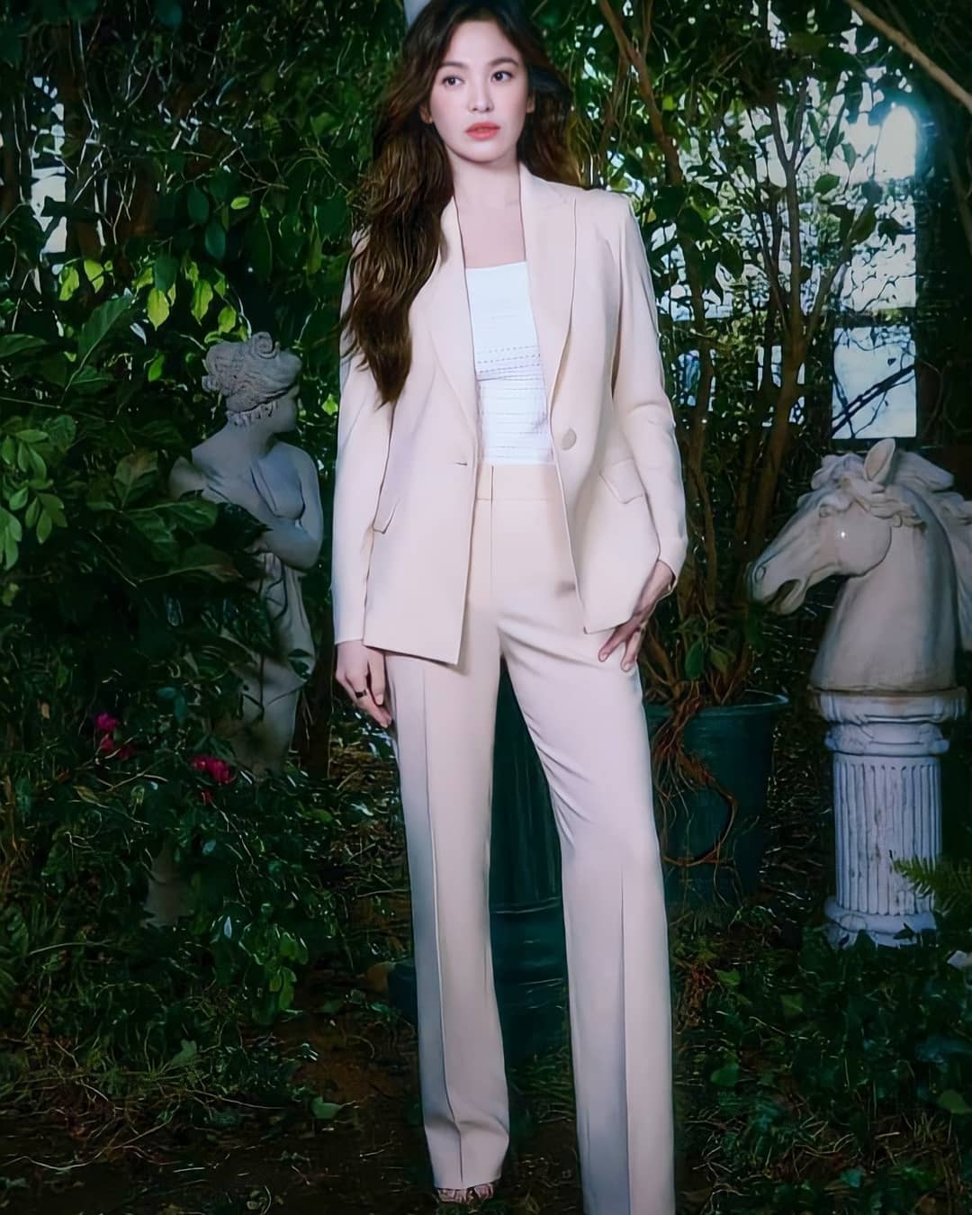 Hiếm lắm mới thấy Song Hye Kyo diện suit mà không bị "gồng", cố quá nhưng không quá cố nữa rồi - Ảnh 7.