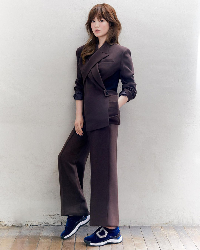 Hiếm lắm mới thấy Song Hye Kyo diện suit mà không bị "gồng", cố quá nhưng không quá cố nữa rồi - Ảnh 5.