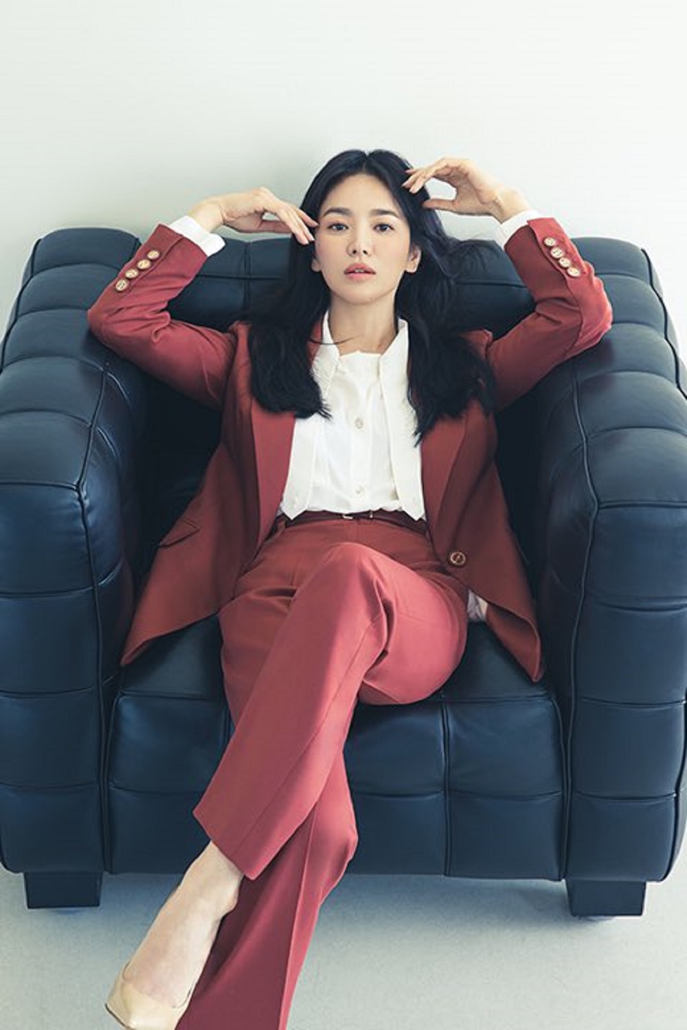 Hiếm lắm mới thấy Song Hye Kyo diện suit mà không bị "gồng", cố quá nhưng không quá cố nữa rồi - Ảnh 2.