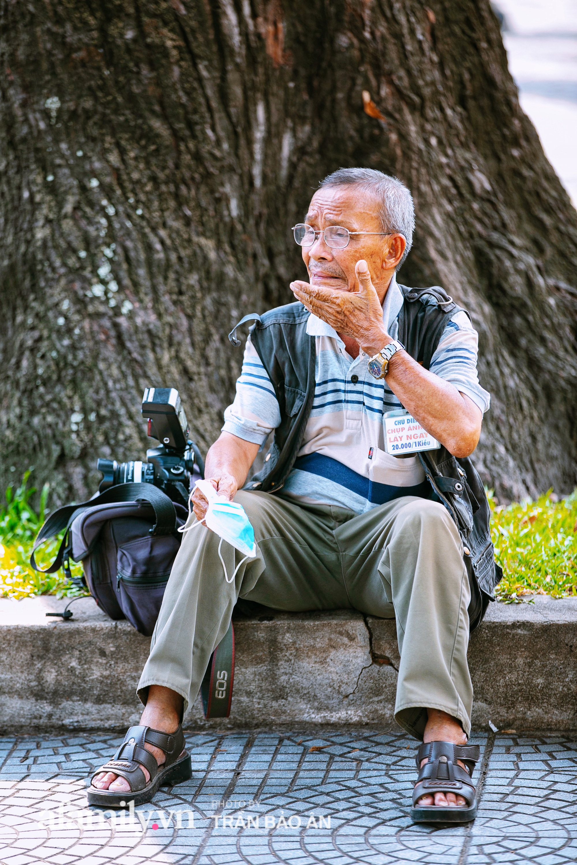 Ông "thợ chụp" hơn 30 năm đứng chờ ở Bưu điện TP lao đao vì Sài Gòn vào dịch, chạnh lòng 20 nghìn một bức ảnh kỳ công cũng không bằng cái nút trên điện thoại - Ảnh 6.