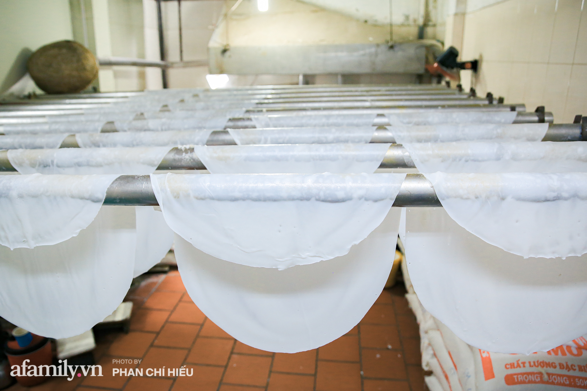 Bà chủ hàng bánh phở sạch hiếm hoi ở Hà Nội - Ảnh 4.