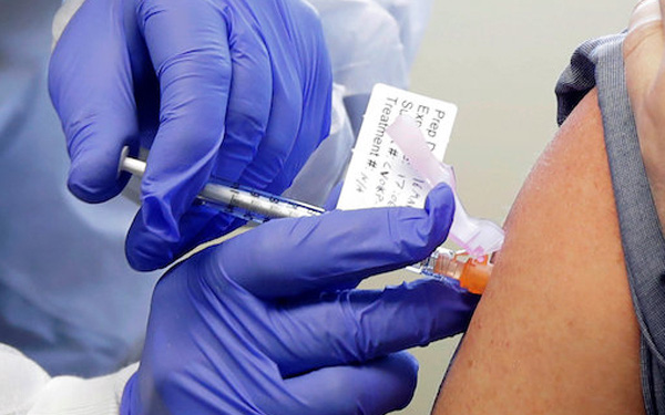Người bị bệnh cao huyết áp có nên tiêm vắc-xin Covid-19 không?