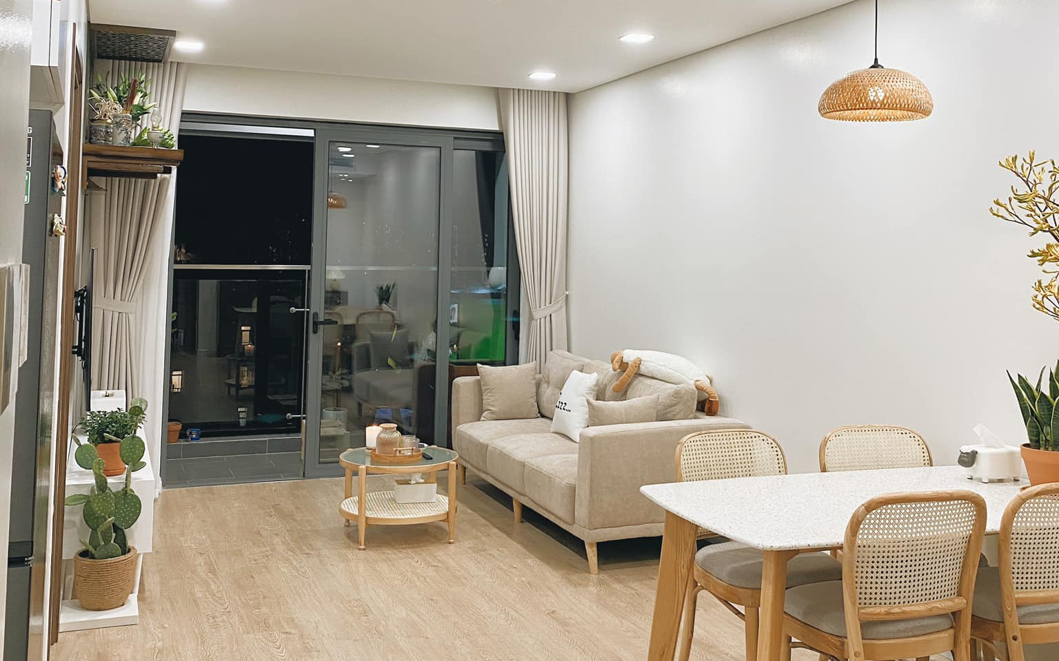 Căn hộ 72m² có thiết kế tối giản với điểm nhấn hút mắt của đôi vợ chồng mới cưới ở Vũ Trọng Phụng, Hà Nội