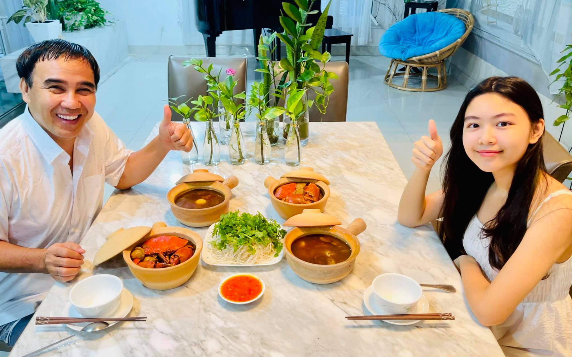 Quyền Linh khoe bữa tối sang chảnh nhưng mọi sự chú ý đều đổ dồn vào nhan sắc Lọ Lem