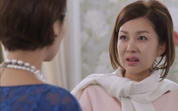 Nửa đêm con bị sốt 40 độ, tôi đưa con vào viện, sáng về lấy đồ thì ngớ người khi thấy đôi dép giống của chồng bên nhà hàng xóm