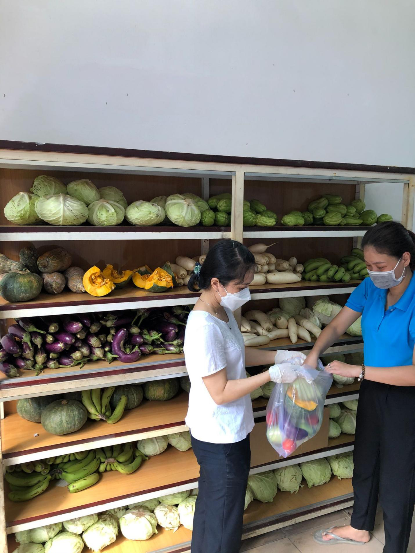 3 nàng hậu xuất hiện giản dị ủng hộ sự kiện Tủ lạnh Thạch Sanh tại TP.HCM - Ảnh 4.