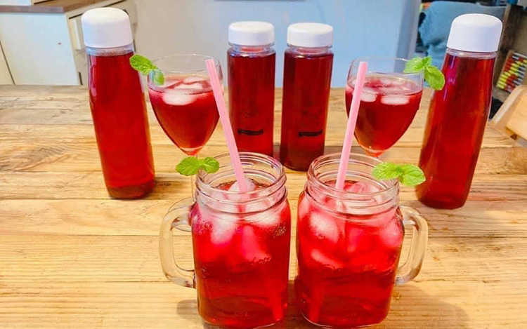 Ly nước đẩy lùi cả nếp nhăn lẫn mụn trên mặt: Chỉ 50k mà uống được hẳn 3 ngày!