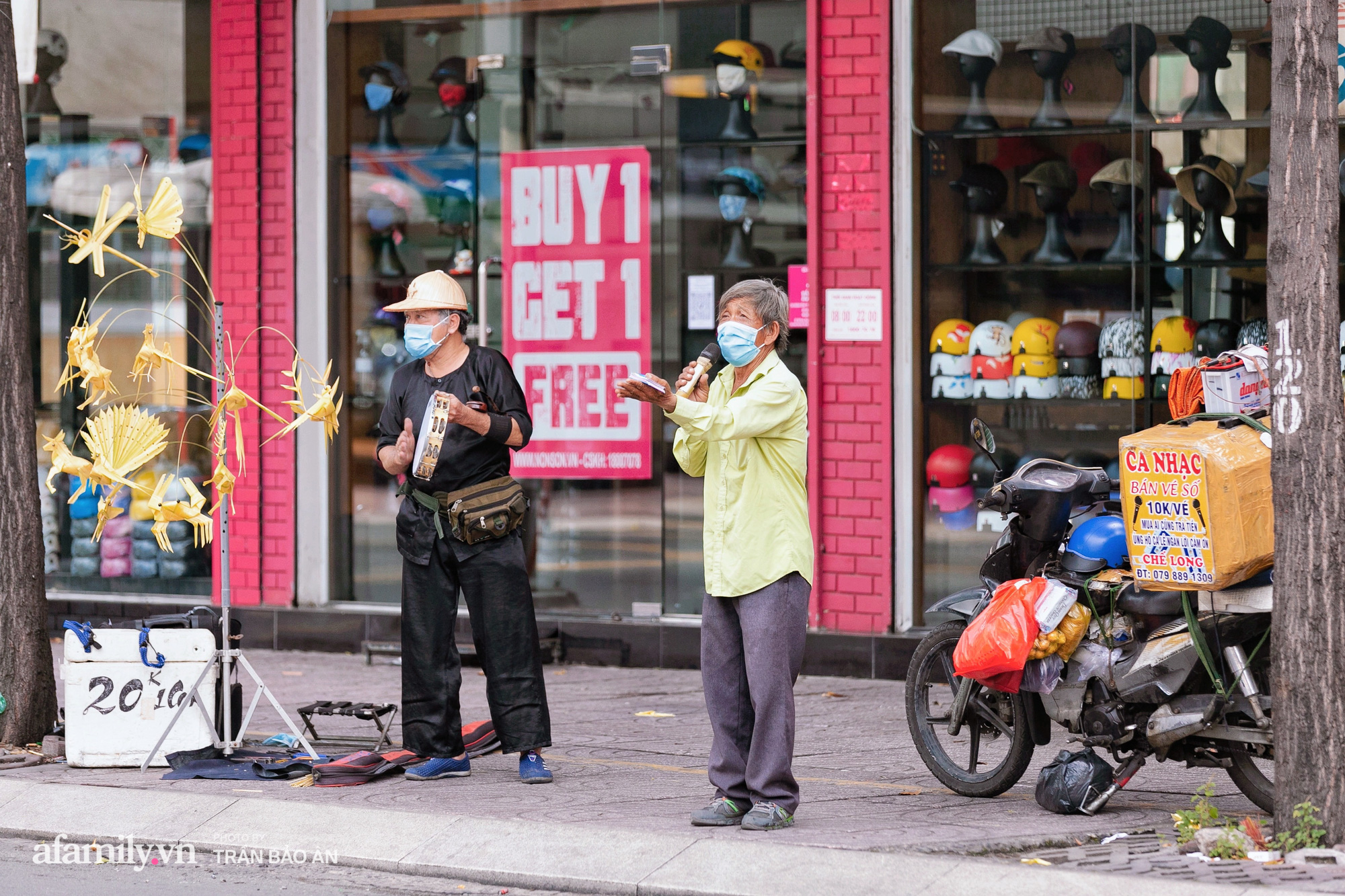 Hai cụ ông xa lạ tự dưng thành tri kỷ ở Sài Gòn mùa dịch, cùng đứng hát ca nhảy múa giữa phố xá để có tiền lo cho gia đình - Ảnh 3.