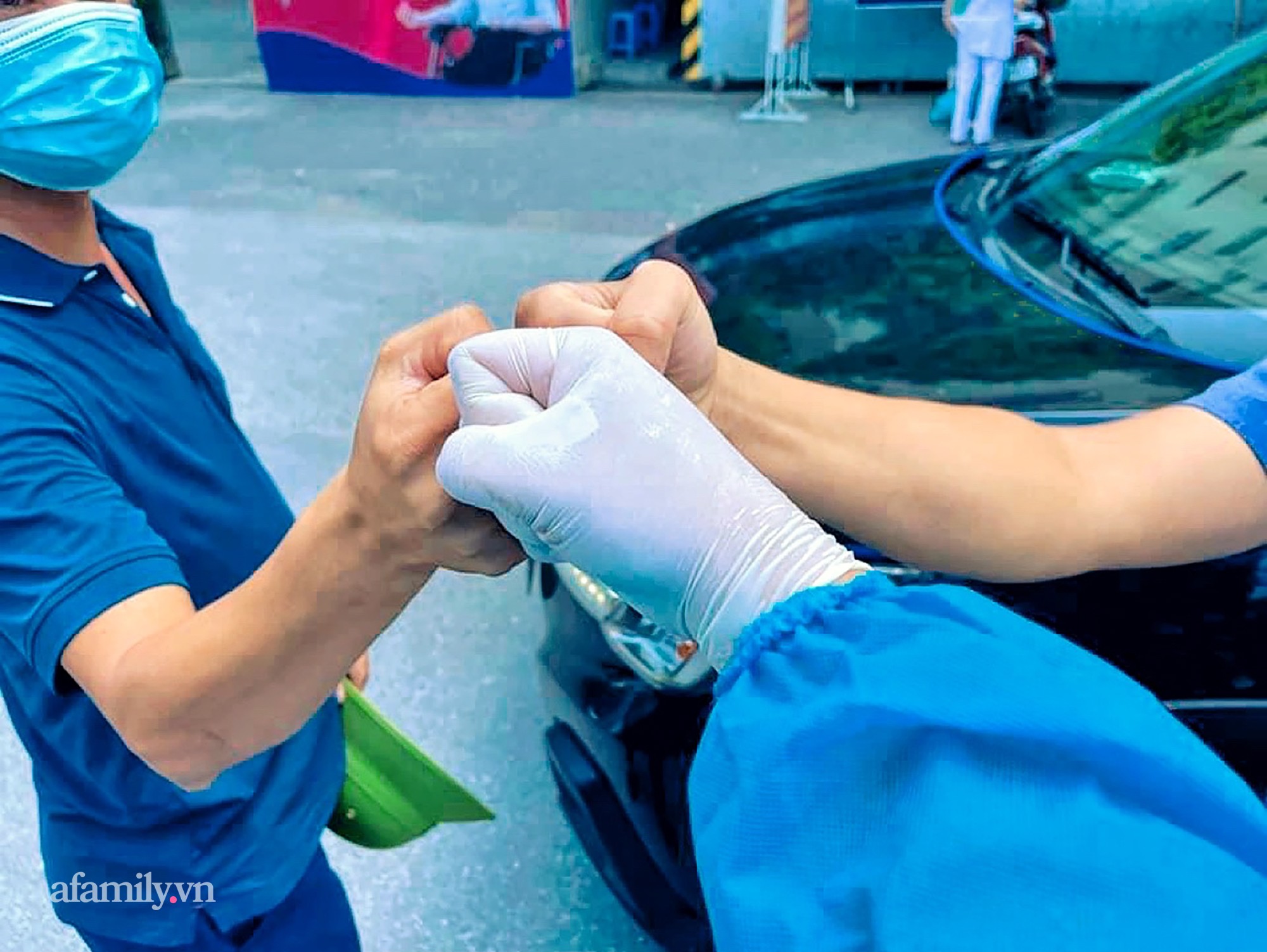 Những bác tài xế "0 đồng", vị cứu tinh đặc biệt của những bệnh nhân muốn rời khỏi Hà Nội trong thời kỳ giãn cách - Ảnh 2.